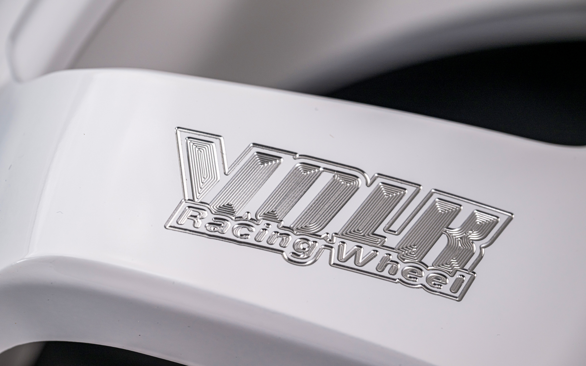 「A.M.T.（ADVANCED MACHINING TECHNOLOGY）」による切削ロゴ