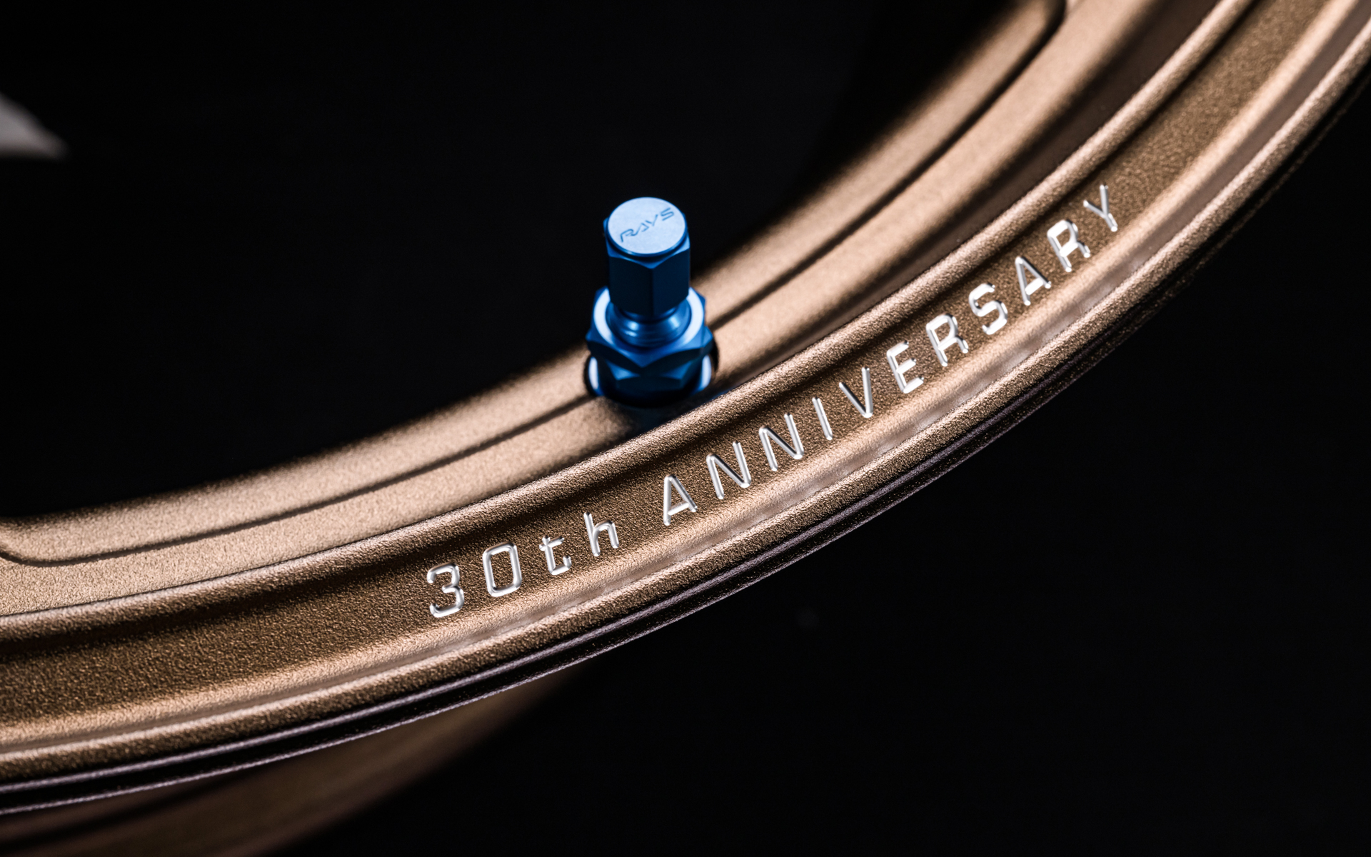 初代モデルをオマージュして、エアバルブはブルーアルマイト仕様となっている