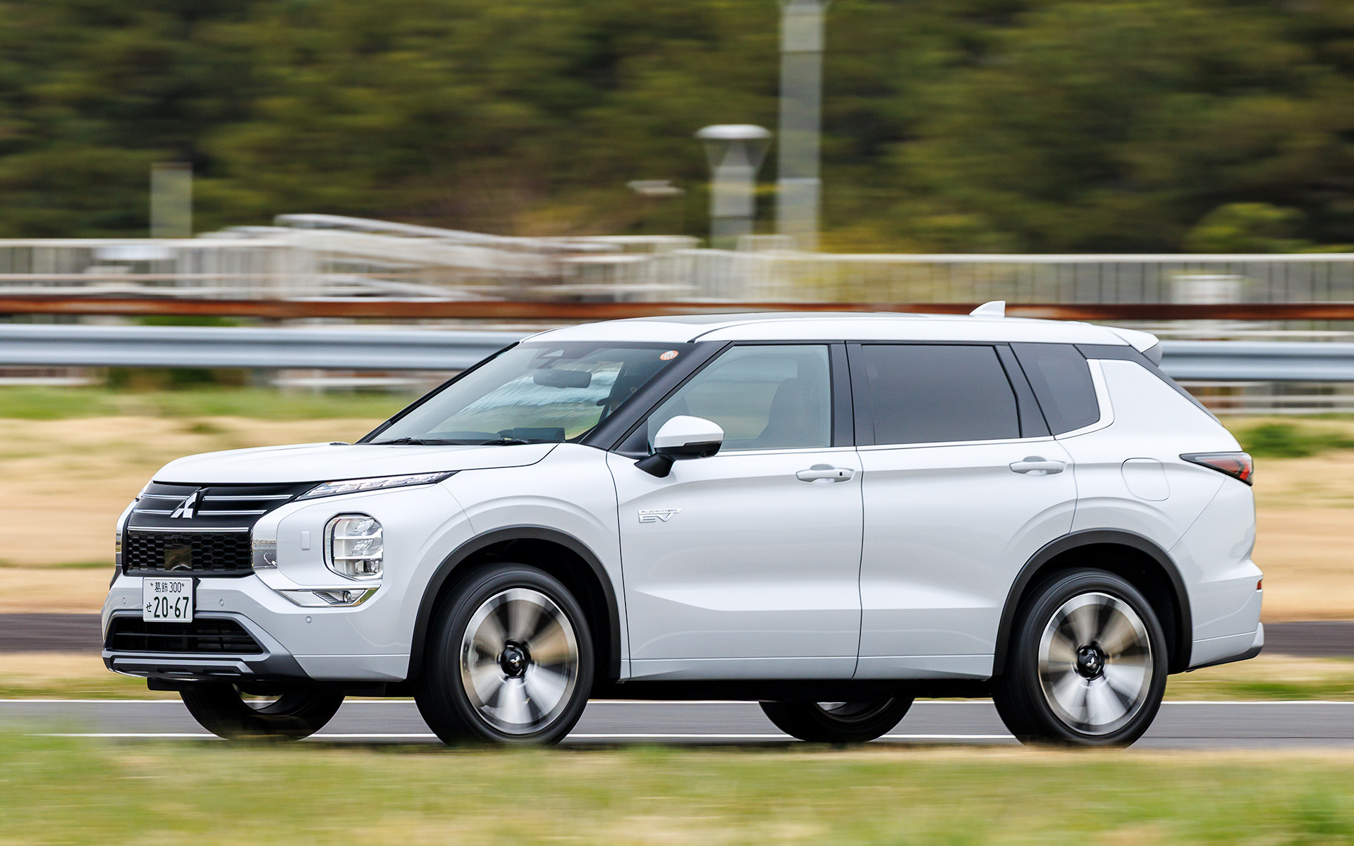 ハンドリングは穏やかだが鈍重ではなく、小さなコーナーでもライントレース性は高い