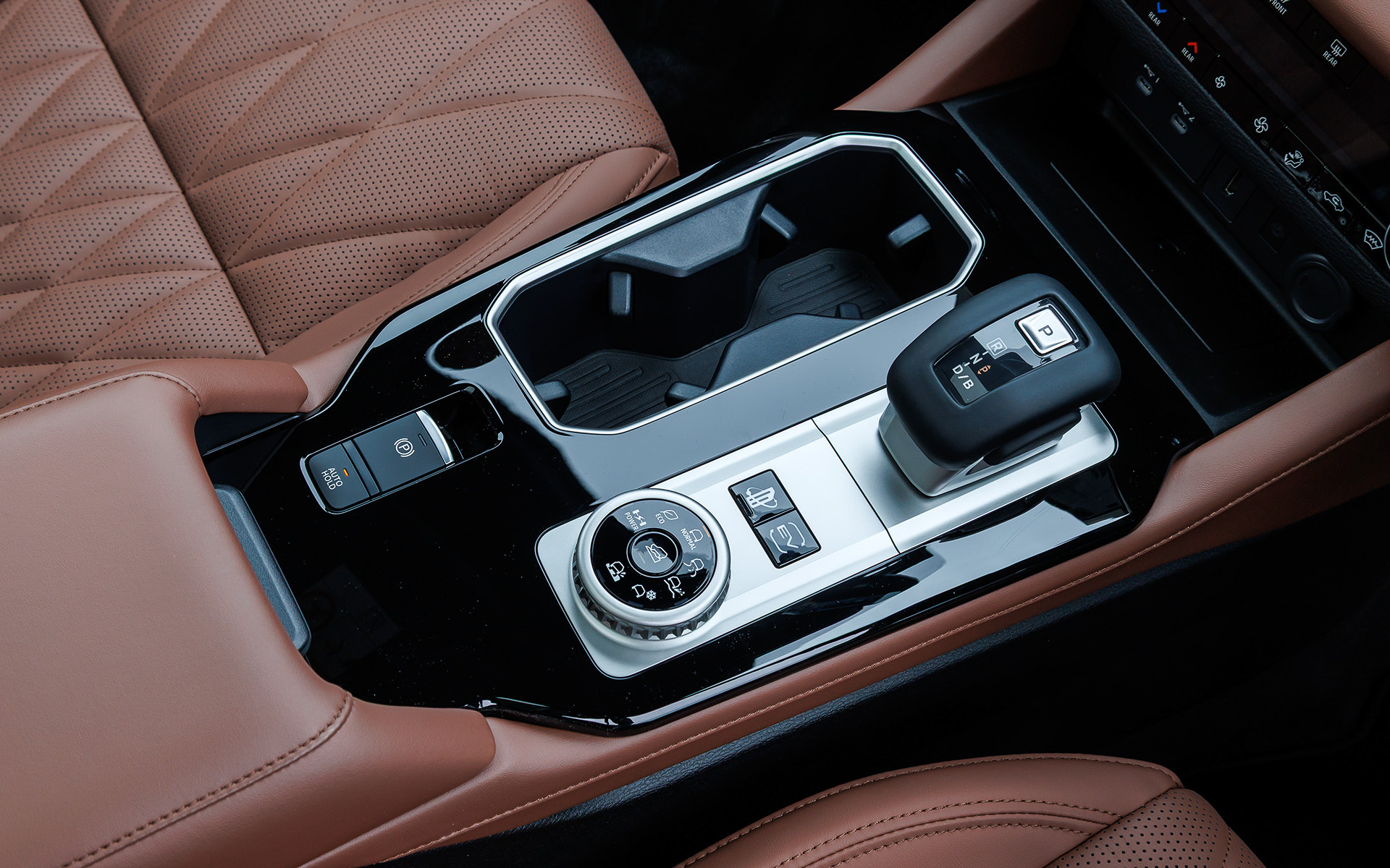 2025年9月の改良ではセンターコンソールをより高級感のあるデザインへ刷新するとともに、コンソールボックス上部の肘置きスペースを拡大し、ゆったりとした着座姿勢とした。それに合わせてコンソールボックス容量の拡大と、ボックス内にUSB充電ポート（Type-C）を追加し、さらにドリンクホルダー位置の見直しを図ることで利便性も向上させた