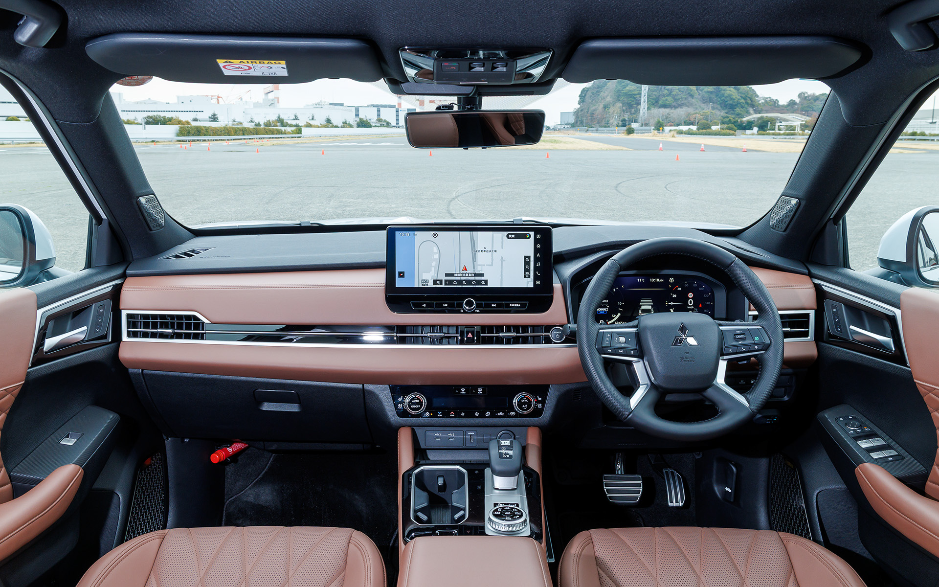 2025年9月の改良ではセンターコンソールをより高級感のあるデザインへ刷新するとともに、コンソールボックス上部の肘置きスペースを拡大し、ゆったりとした着座姿勢とした。それに合わせてコンソールボックス容量の拡大と、ボックス内にUSB充電ポート（Type-C）を追加し、さらにドリンクホルダー位置の見直しを図ることで利便性も向上させた