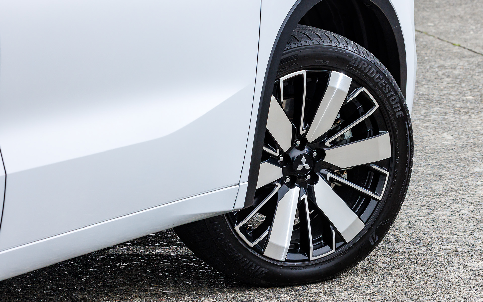 タイヤサイズは255/45R20