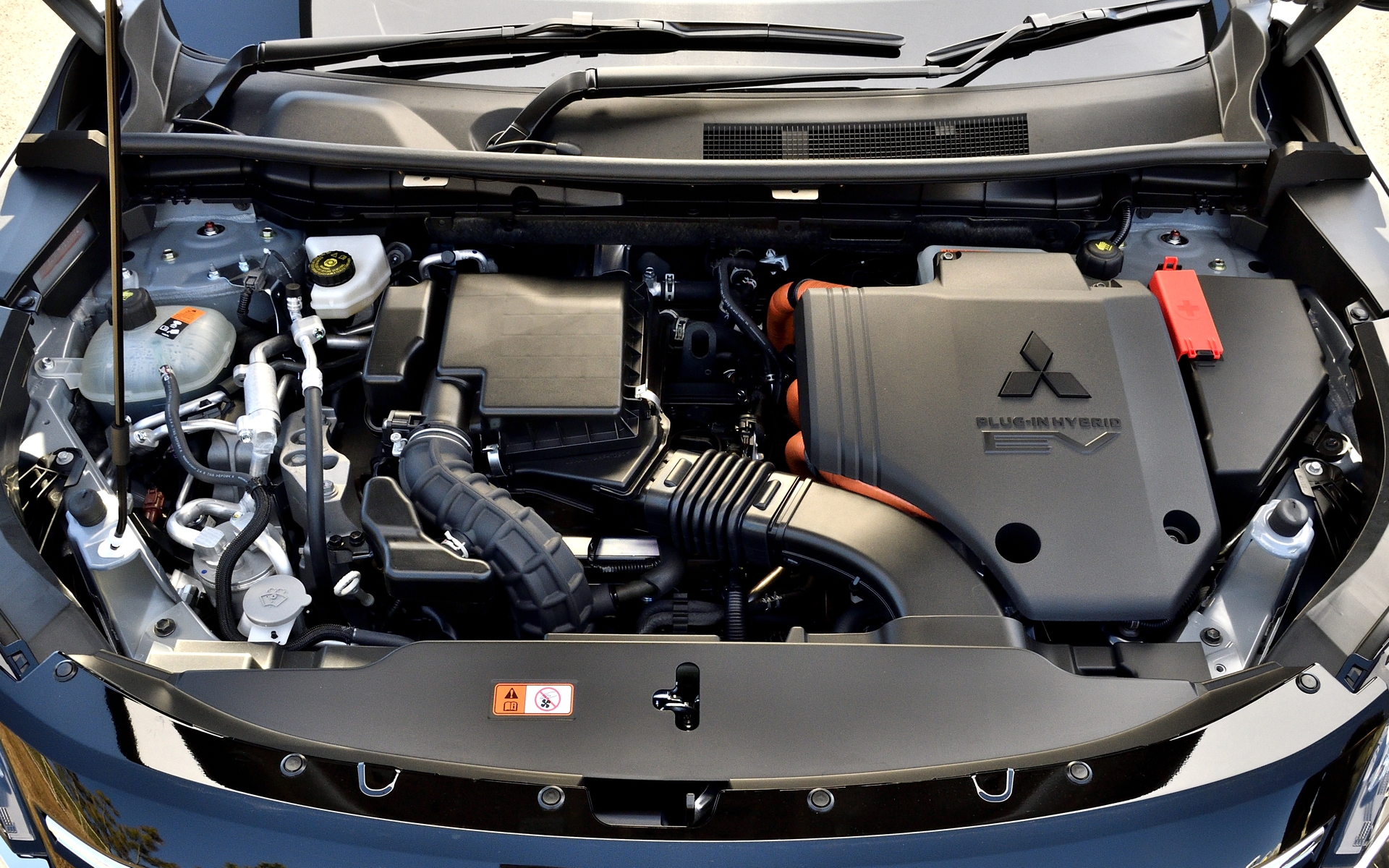 直列4気筒DOHC 2.4リッター「4B12（MIVEC）」型エンジンは最高出力98kW/5000rpm、最大トルク195Nm/4300rpmを発生。また、フロントモーターは最高出力85kW/最大トルク255Nm、リアモータは最高出力100kW/最大トルク195Nmを発生する。WLTCモード燃費は17.2km/L