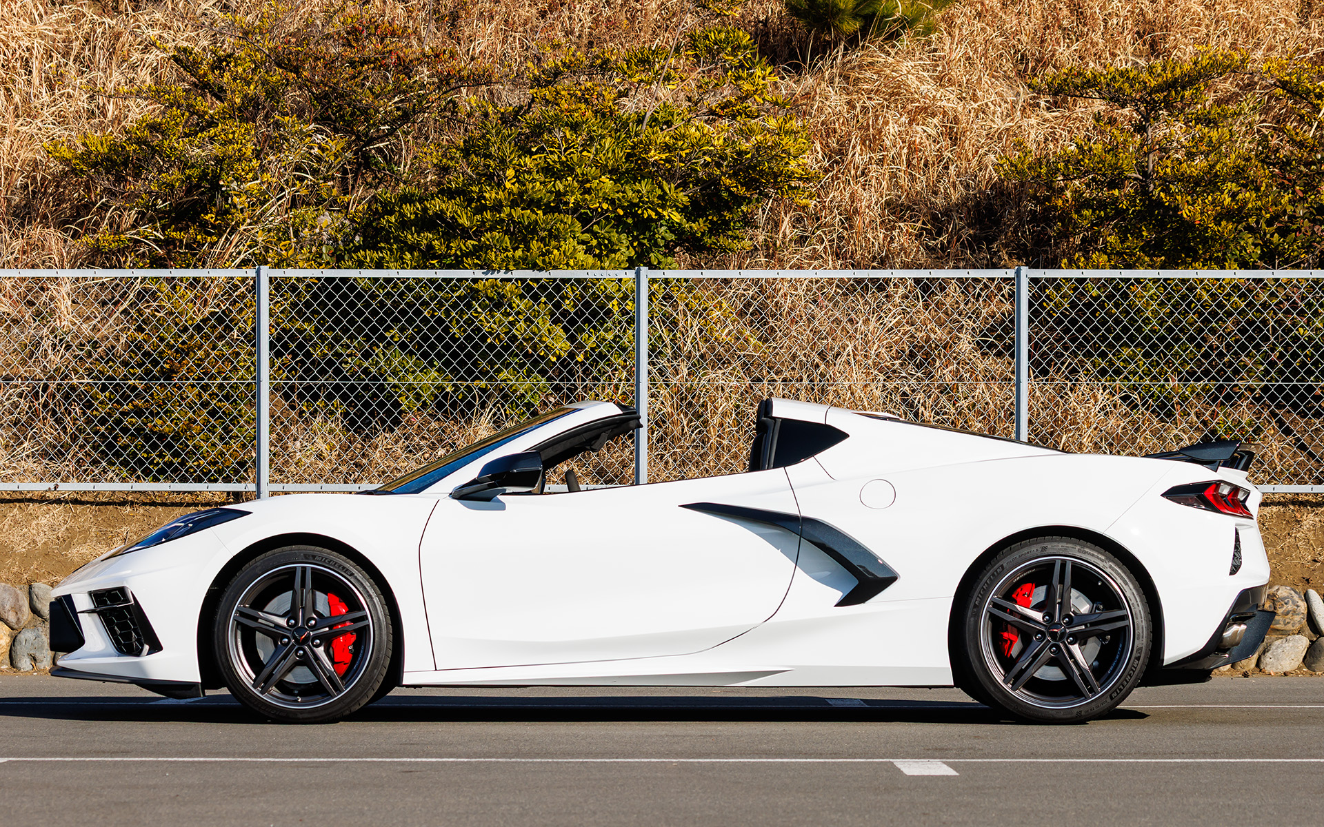 電動で開閉するコンバーチブルモデルも設定されているが、クーペも手動でルーフの一部を着脱可能だ