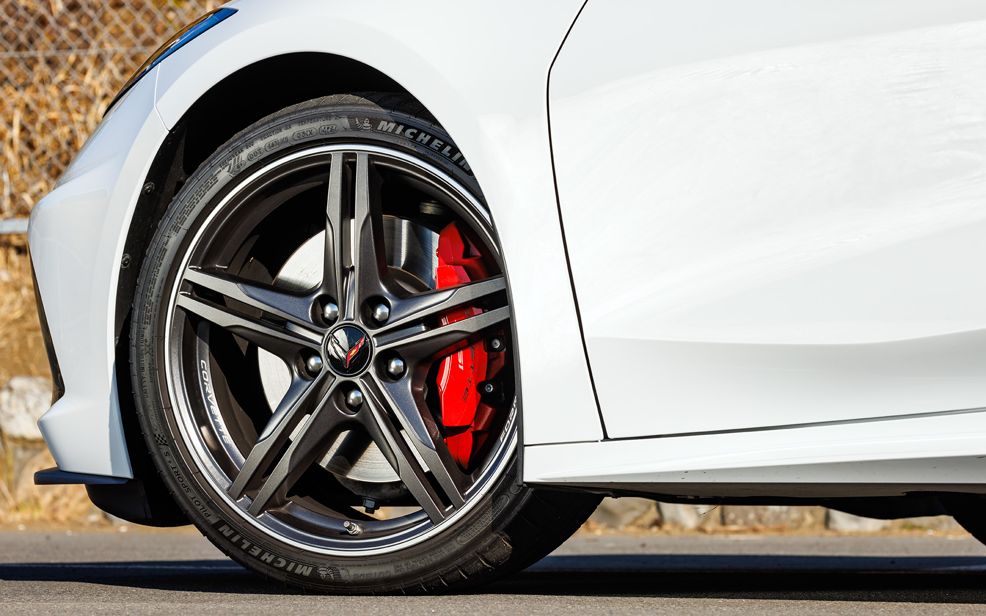 5スプリットスポークの鍛造アルミホイールはサテングラファイトマシンドエッジ仕様。Z51専用ブライトレッドキャリパーも装備