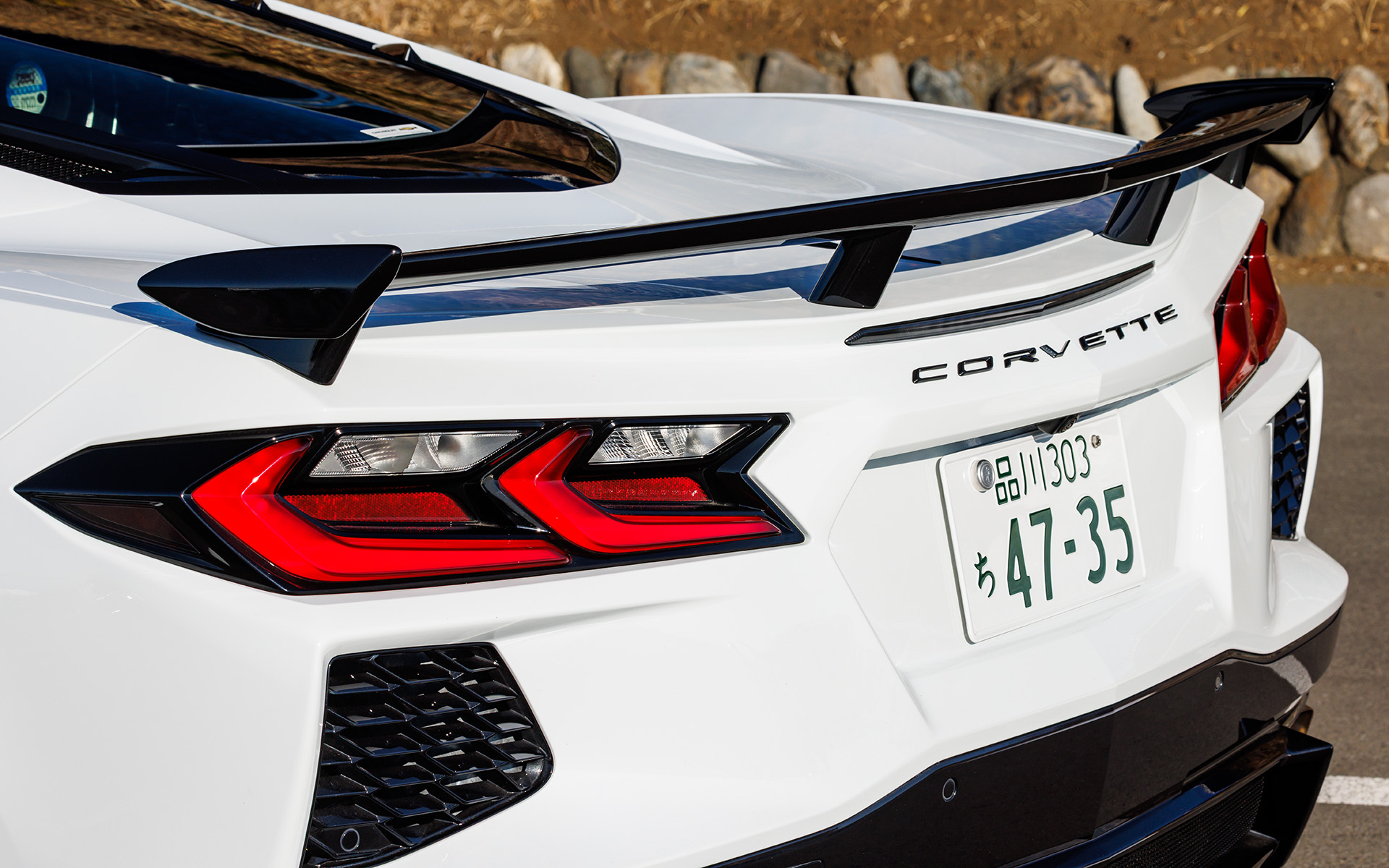 よりアグレッシブで先進的な個性を力強く印象づける新デザインの「リアスポイラー」を採用