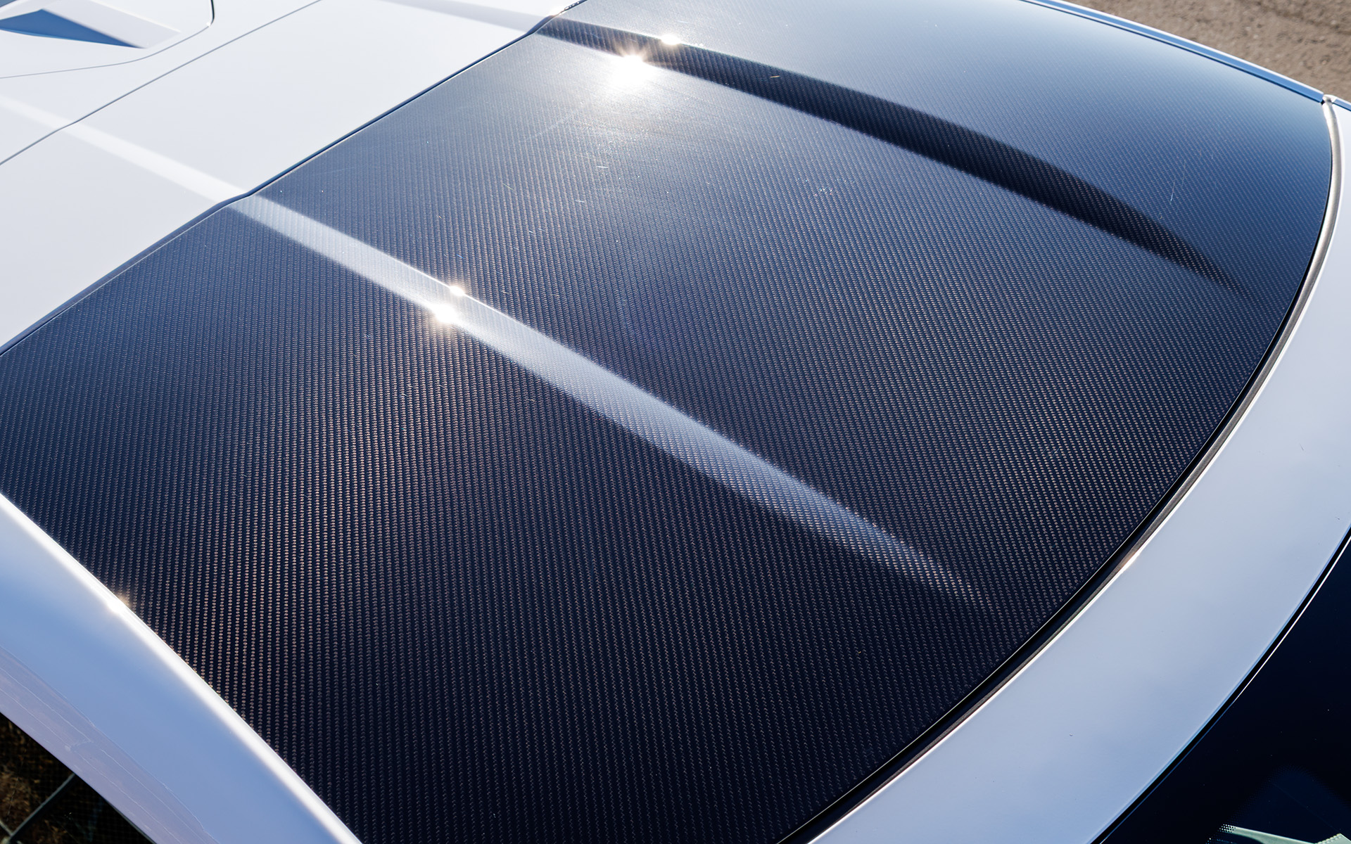 整ったカーボン柄が浮かび上がるルーフ