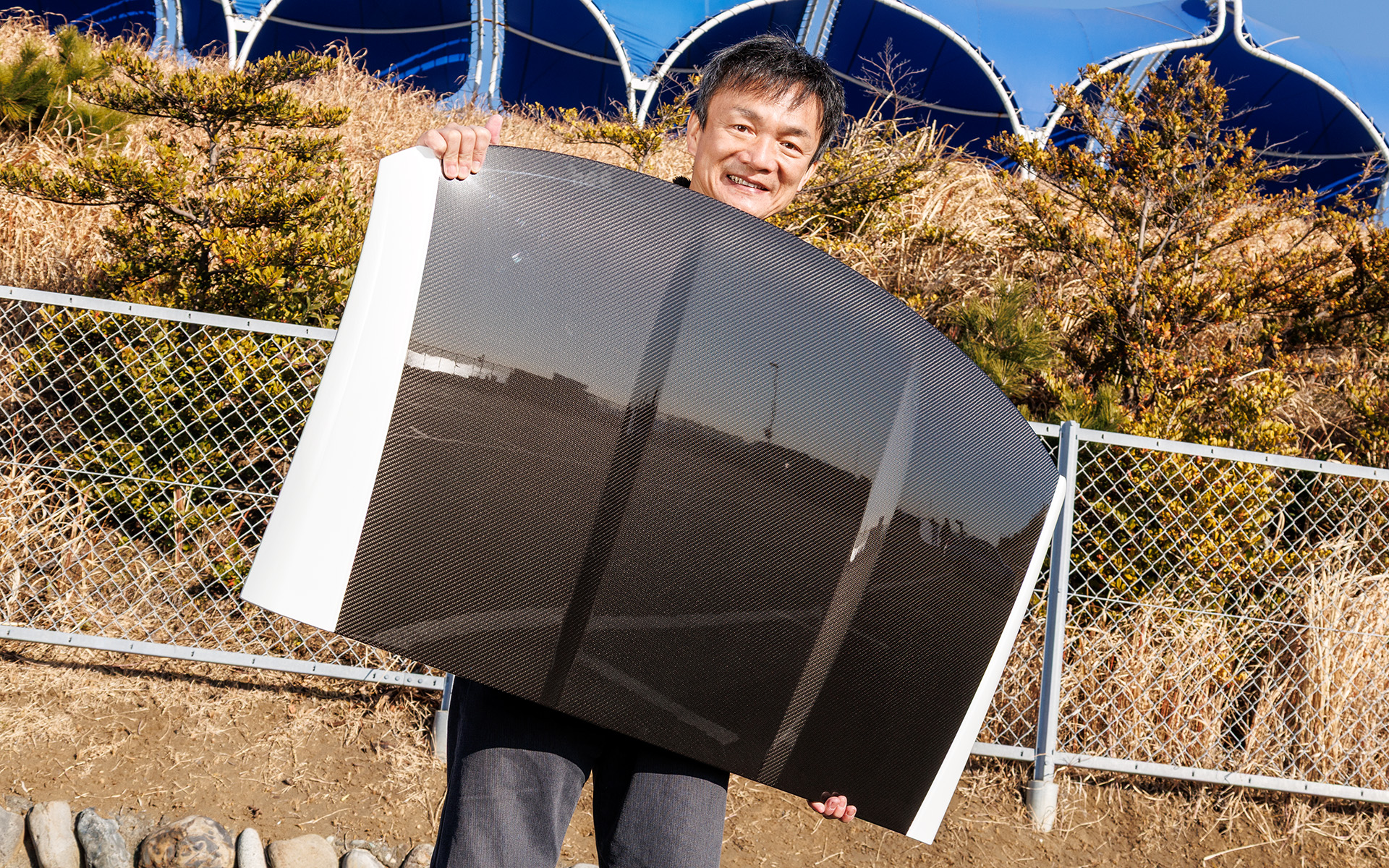 カーボンファイバー製のルーフは大人1人で持てる重量