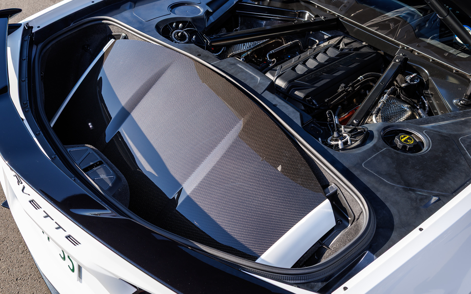 荷物の収納能力はかなり減ってしまうが、ルーフはラゲッジスペースに収納可能。しっかりと固定できる構造なので、激しい走りをしてもまったく問題ない