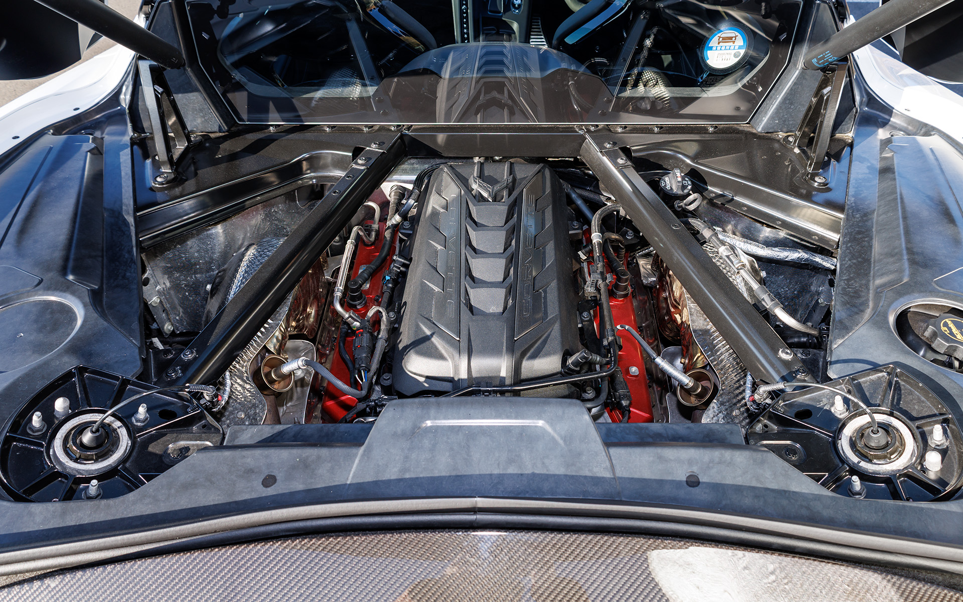 最高出力369kW（502PS）/6450rpm、最大トルク637Nm/5150rpmを発揮するV型8気筒6.2リッターエンジン（LT2型）は、インテークポートの長さを210mmにしたほか、スロットルバタフライの直径を87mmにするなど吸気抵抗値を改善。排気マニフォールドも低抵抗化を実現したという