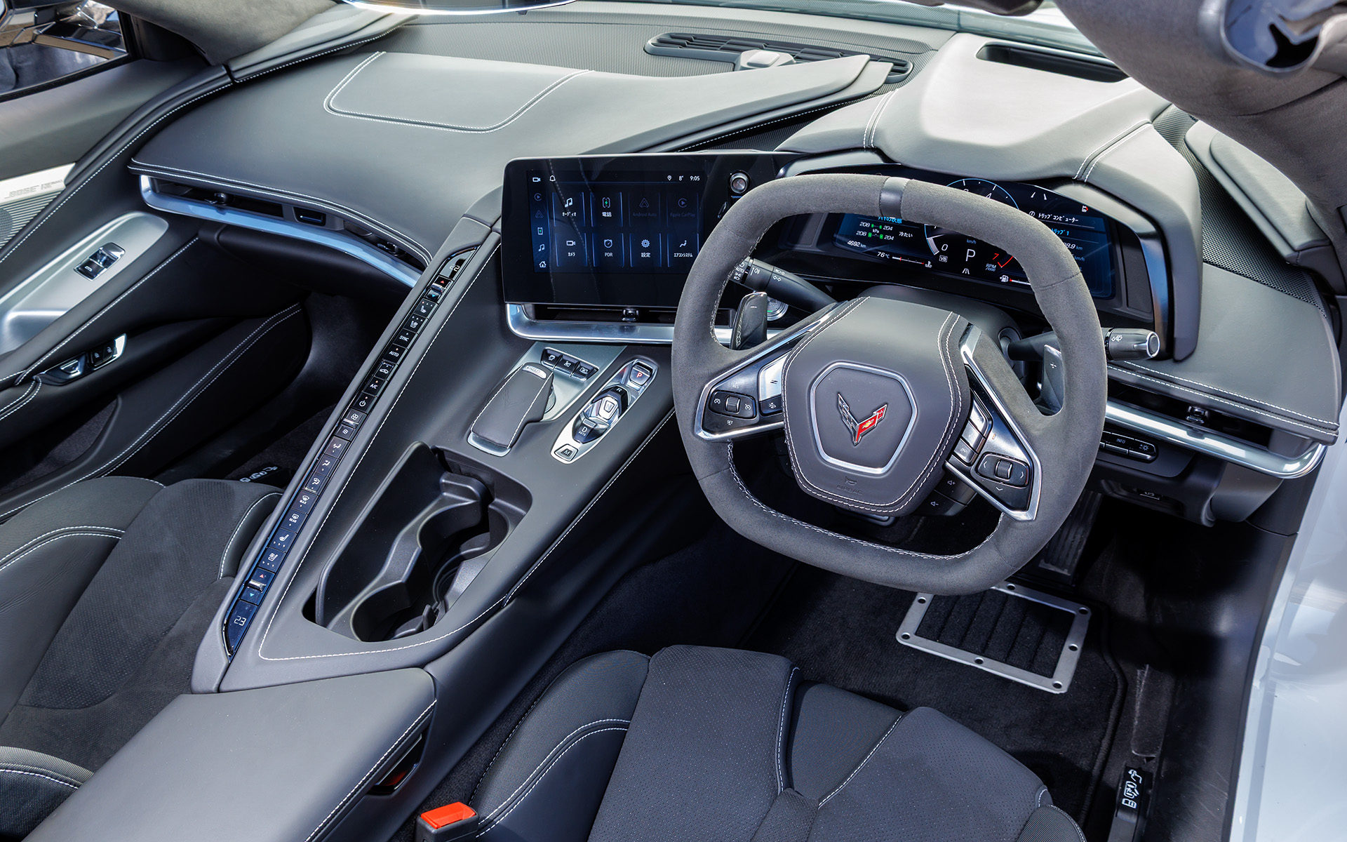 運転席と助手席はしっかりと分けられていて、コクピット感がより伝わってくる。ステアリングは「スウェーデッドマイクロファイバー ラップドステアリングホイール」となる