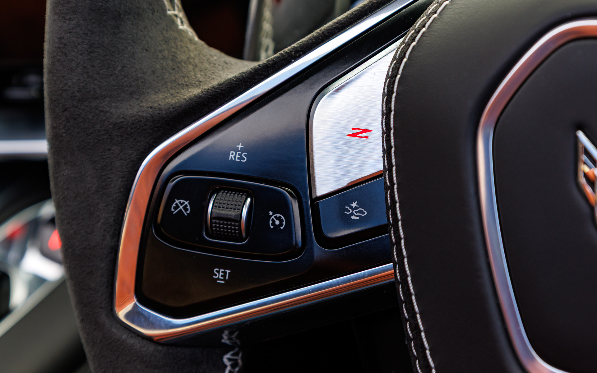 走りに特化したZモードに瞬時に切り替えられるボタンをステアリング左側に配置している