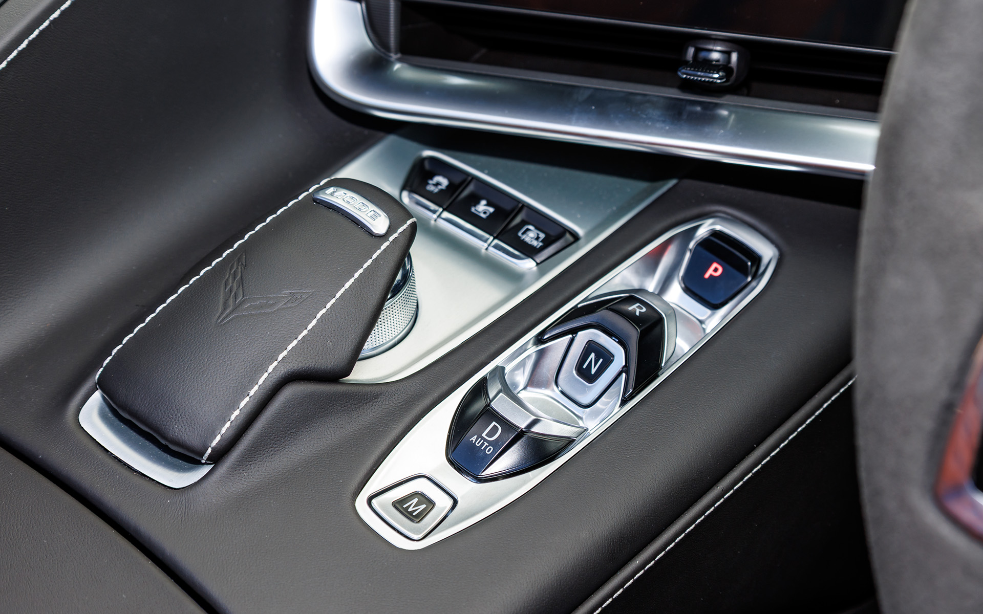 シフトはボタン操作で、走行中はパドルシフトを使用。走行モードはシフトボタンの左にあるダイヤルを回して変更する