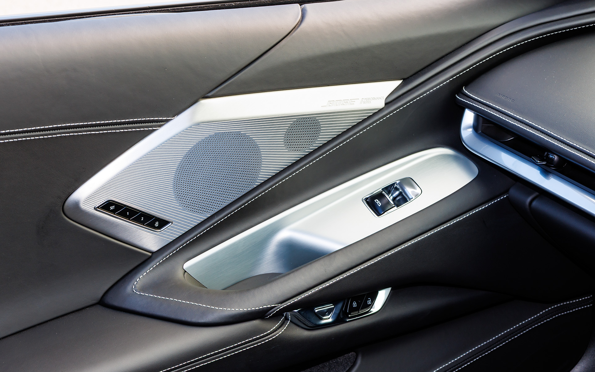 カスタムレザーラップドインテリアを採用するほかBose14スピーカーパフォーマンスシリーズサウンドシステムを標準装備