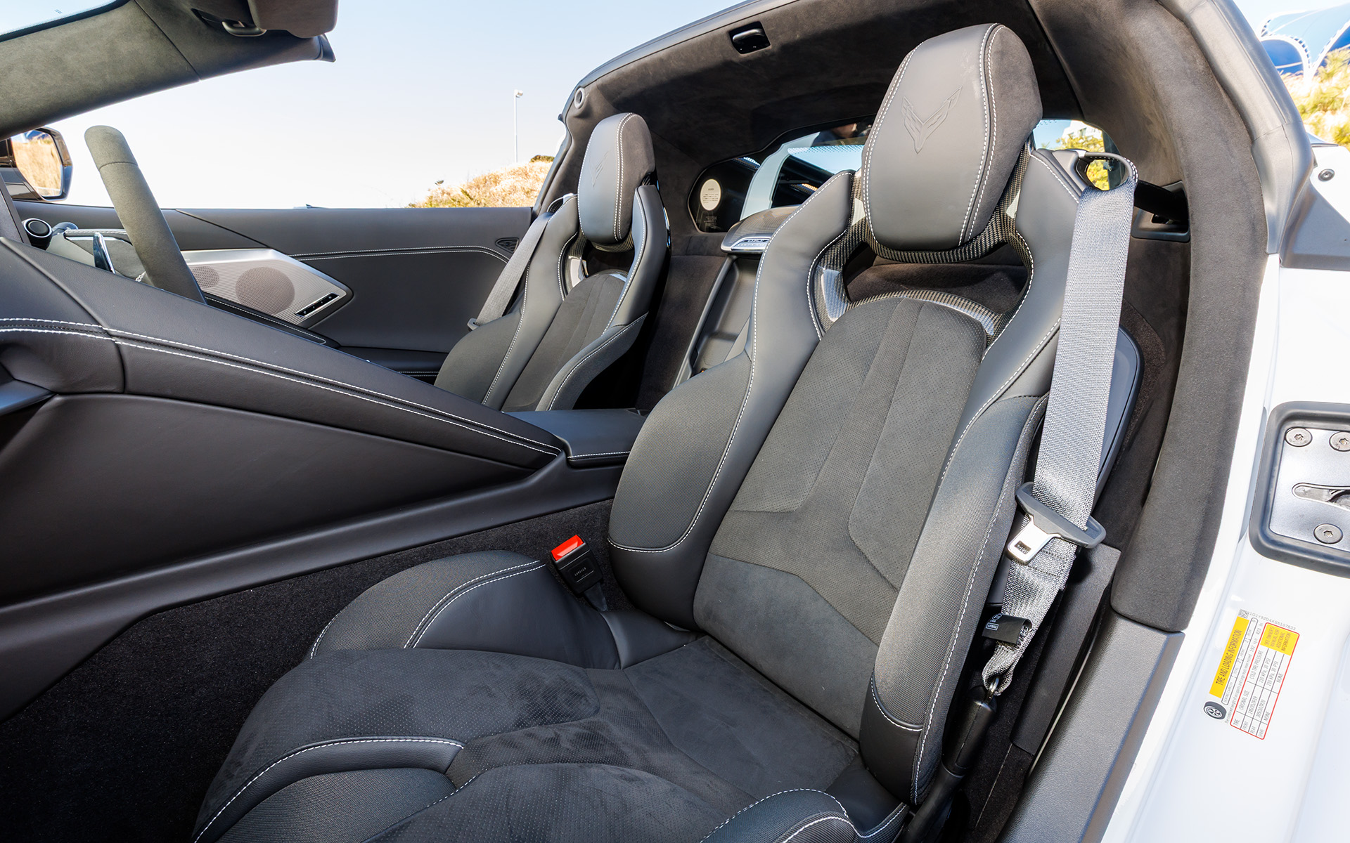 サーキット走行にも対応する「コンペティションスポーツバケットシート（スウェーデッ ドマイクロファイバーインサート付ナパレザー）」を完備