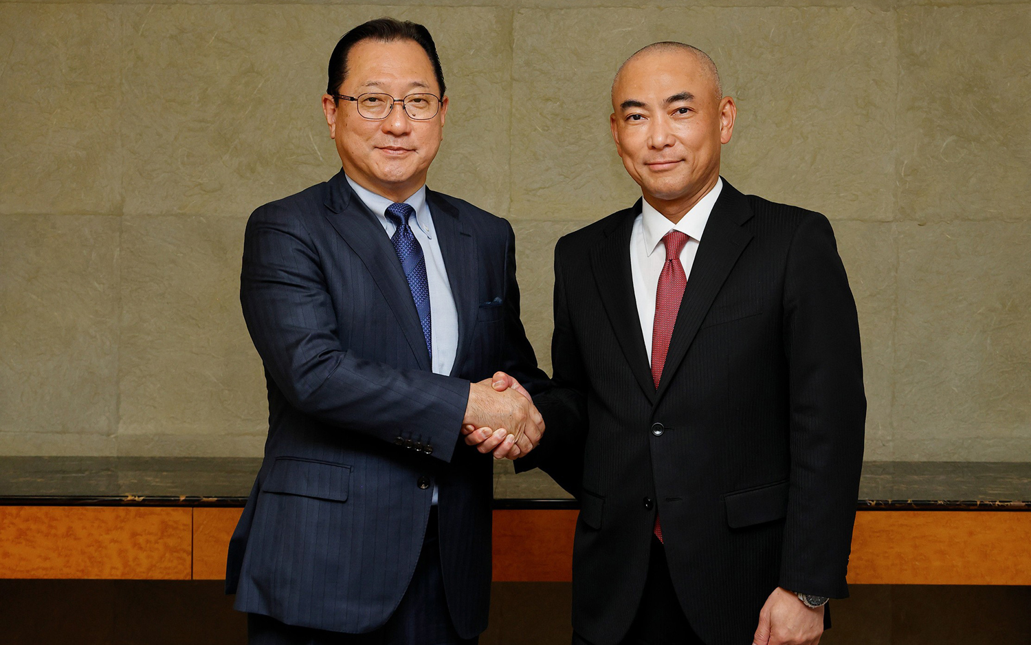 鴻海精密工業股份有限公司 電気自動車（EV）最高戦略責任者（CSO）関潤氏（左）、三菱電機株式会社 上席執行役員 自動車機器事業本部長 田中和徳氏（右）