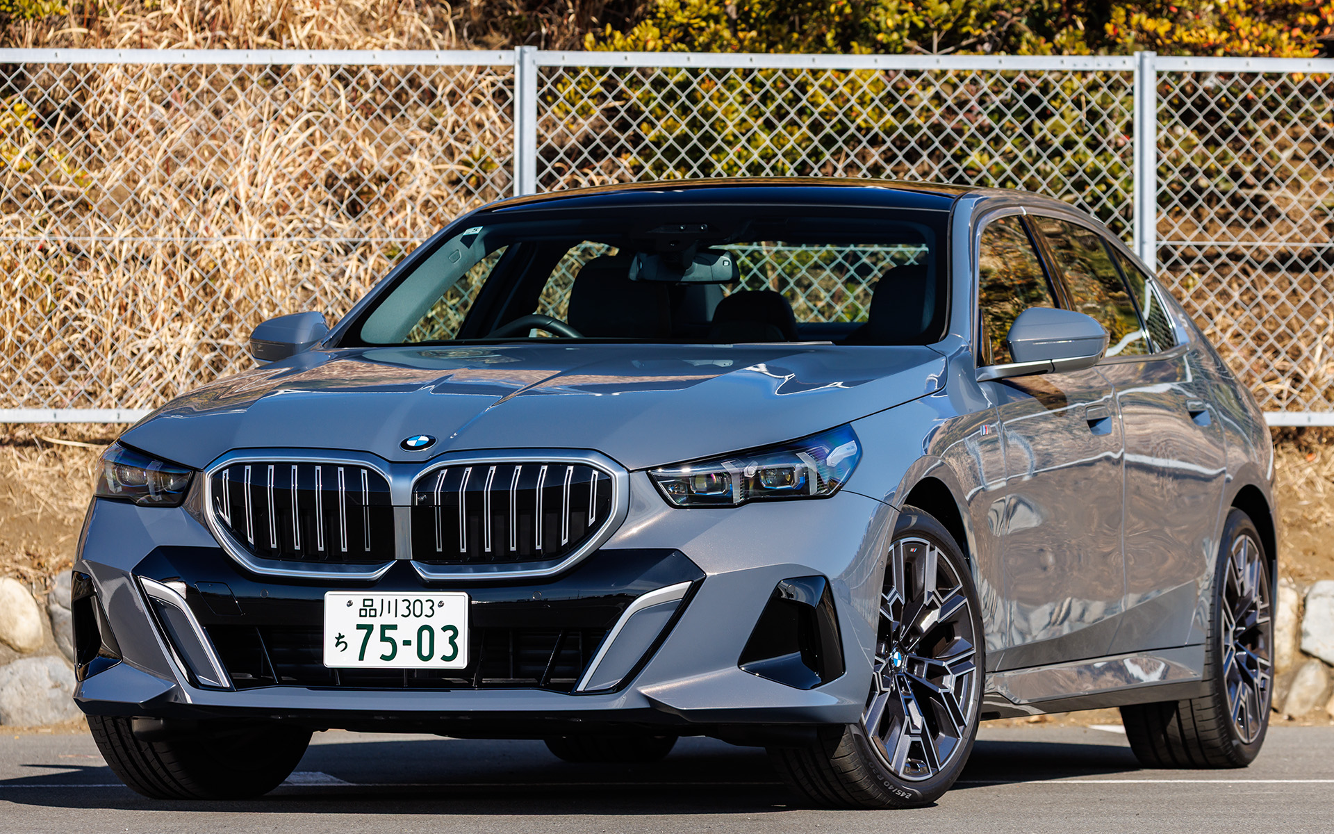 試乗した525Li Exclusive M Sportのボディカラーはスパークリング・コッパー・グレー