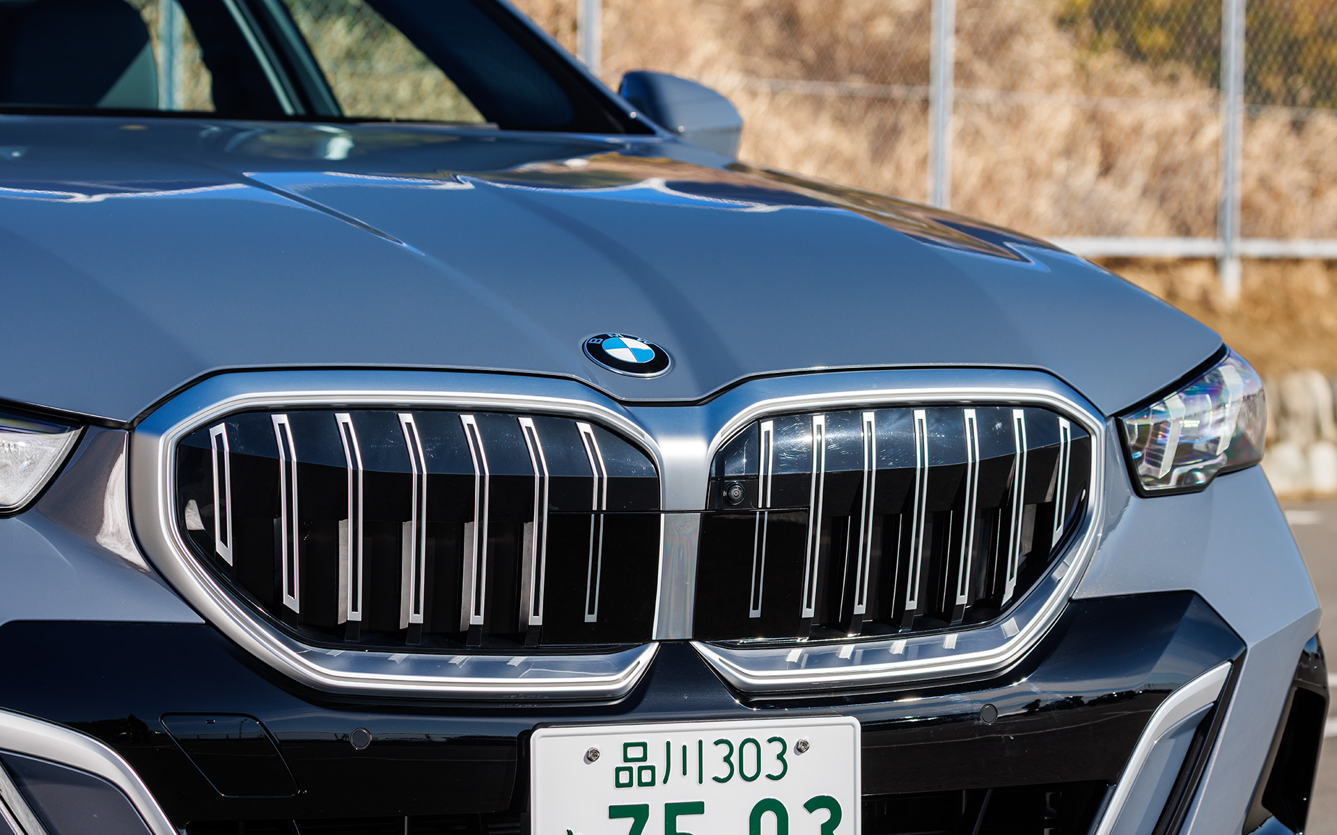 アダプティブLEDヘッドライトやデイタイムランニングライトは標準装備。フロントバンパーとリアディフューザーには、サテンシルバーの専用エレメントを追加してロングモデルであることを主張