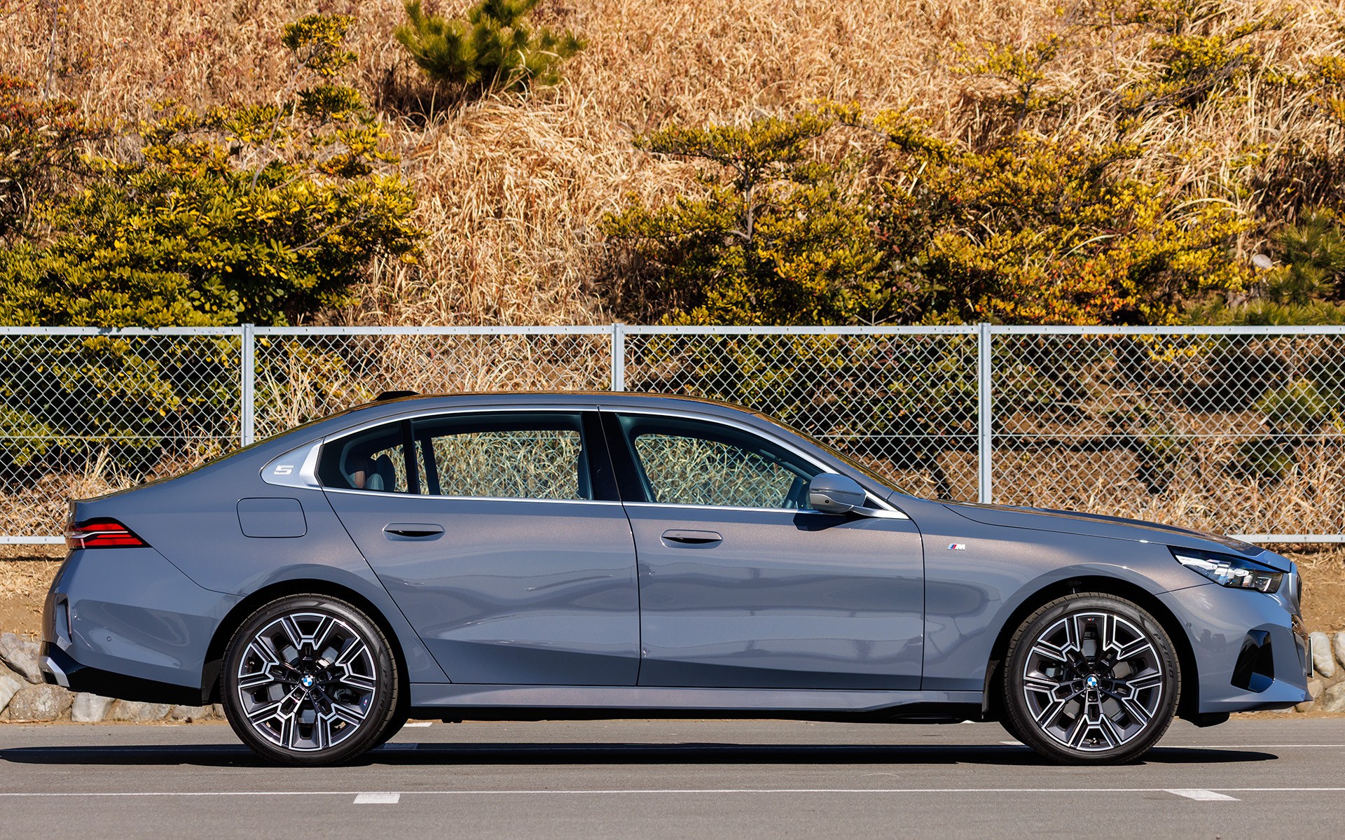 ホイールベースは3105mmで、最小回転半径は5.9m