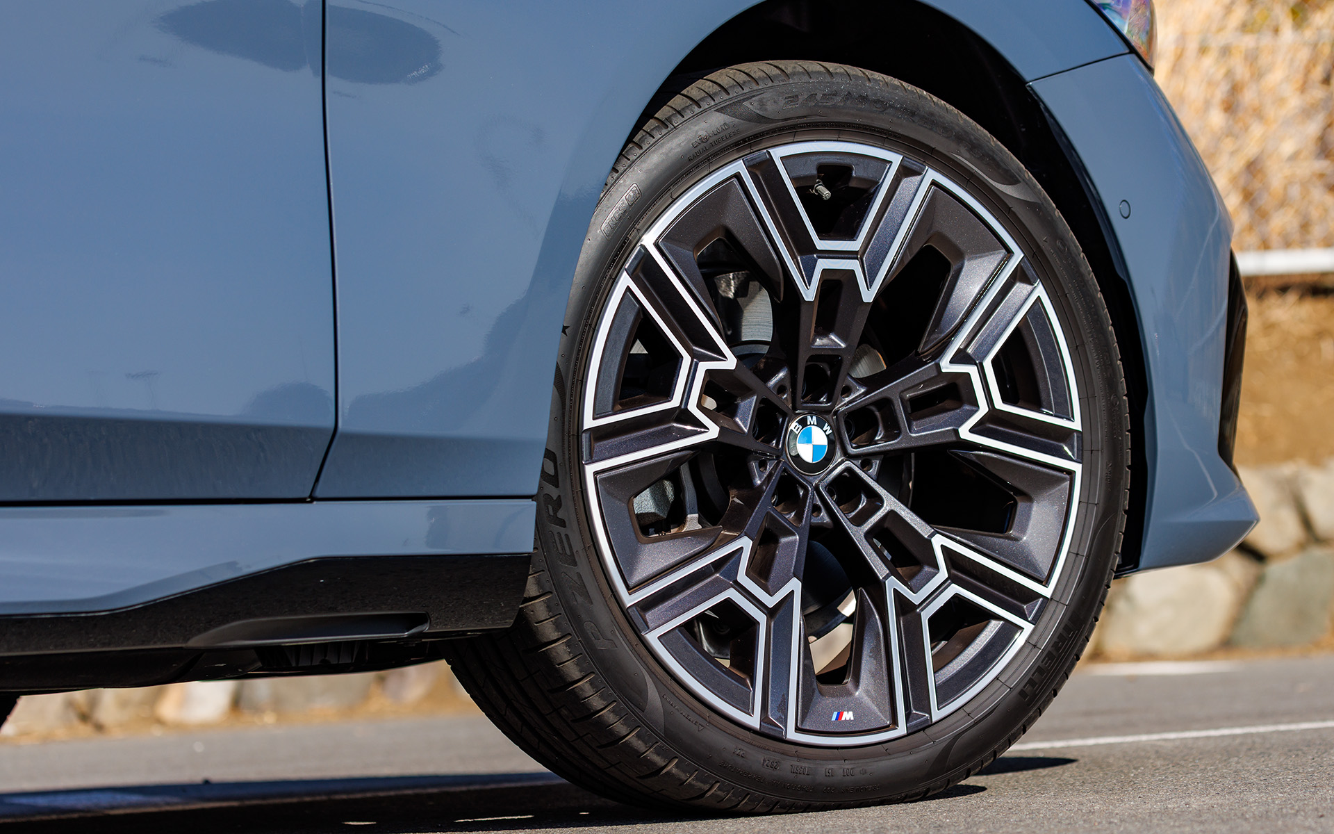 ホイールは「Mエアロダイナミック939M」でサイズは前20インチ×8.5J、後20インチ×10J、試乗車の装着タイヤはピレリの「Pゼロ」で、サイズは前245/40R20、後275/35R20