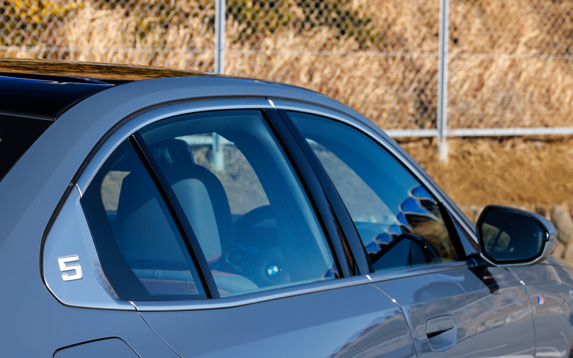 Cピラーにある「5」のレタリングはブルーのイルミネーションを内蔵している