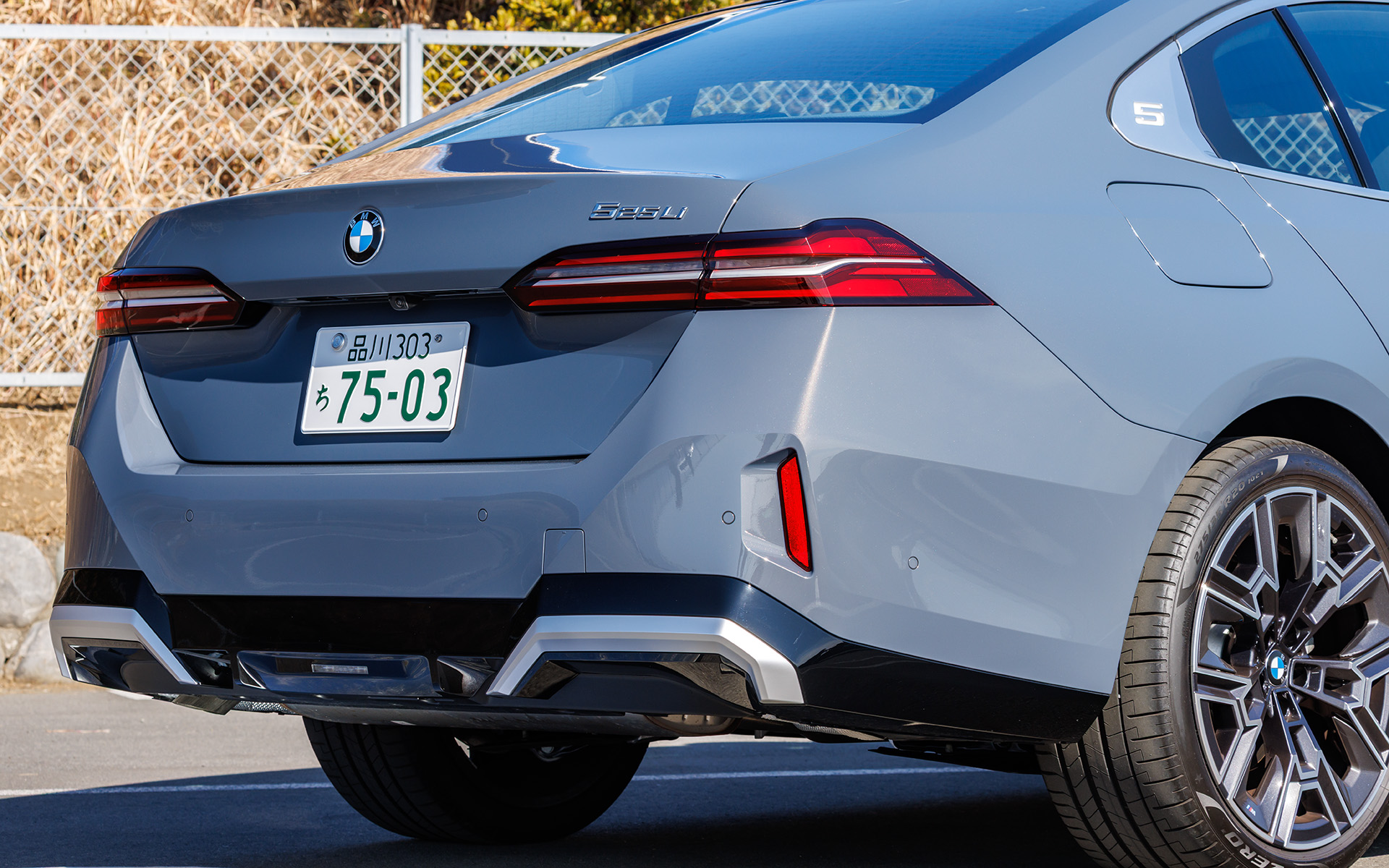 アダプティブLEDヘッドライトやデイタイムランニングライトは標準装備。フロントバンパーとリアディフューザーには、サテンシルバーの専用エレメントを追加してロングモデルであることを主張