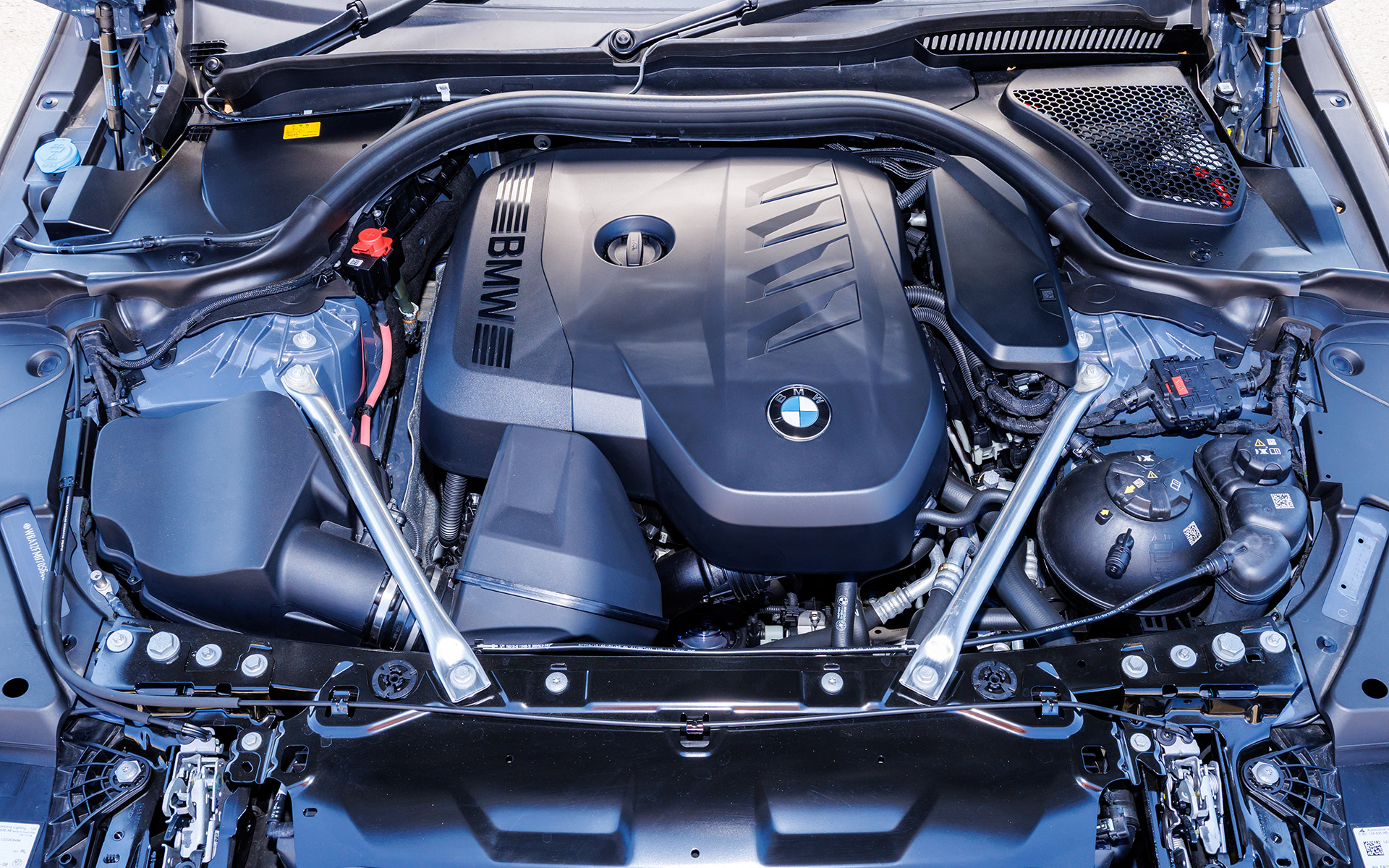 パワートレーンは最高出力140kW（190PS）/5000rpm、最大トルク310Nm/1500-4000rpmの直列4気筒2.0リッターターボエンジンと、マイルドハイブリッドシステムのモーター（最高出力8kW［11PS］/6000rpm、最大トルク25Nm//500rpm）に8速ATの組み合わせ