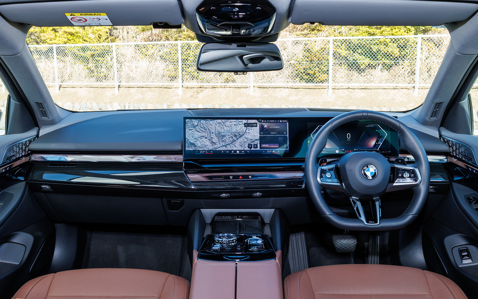 内装色はBMW Individual レザー・メリノ コッパー･ブラウン/アトラス･グレー。インテリアとリムは、ダーク・オーク・ハイグロス・ファインウッド・トリム（ダーク・シルバー・アクセント）