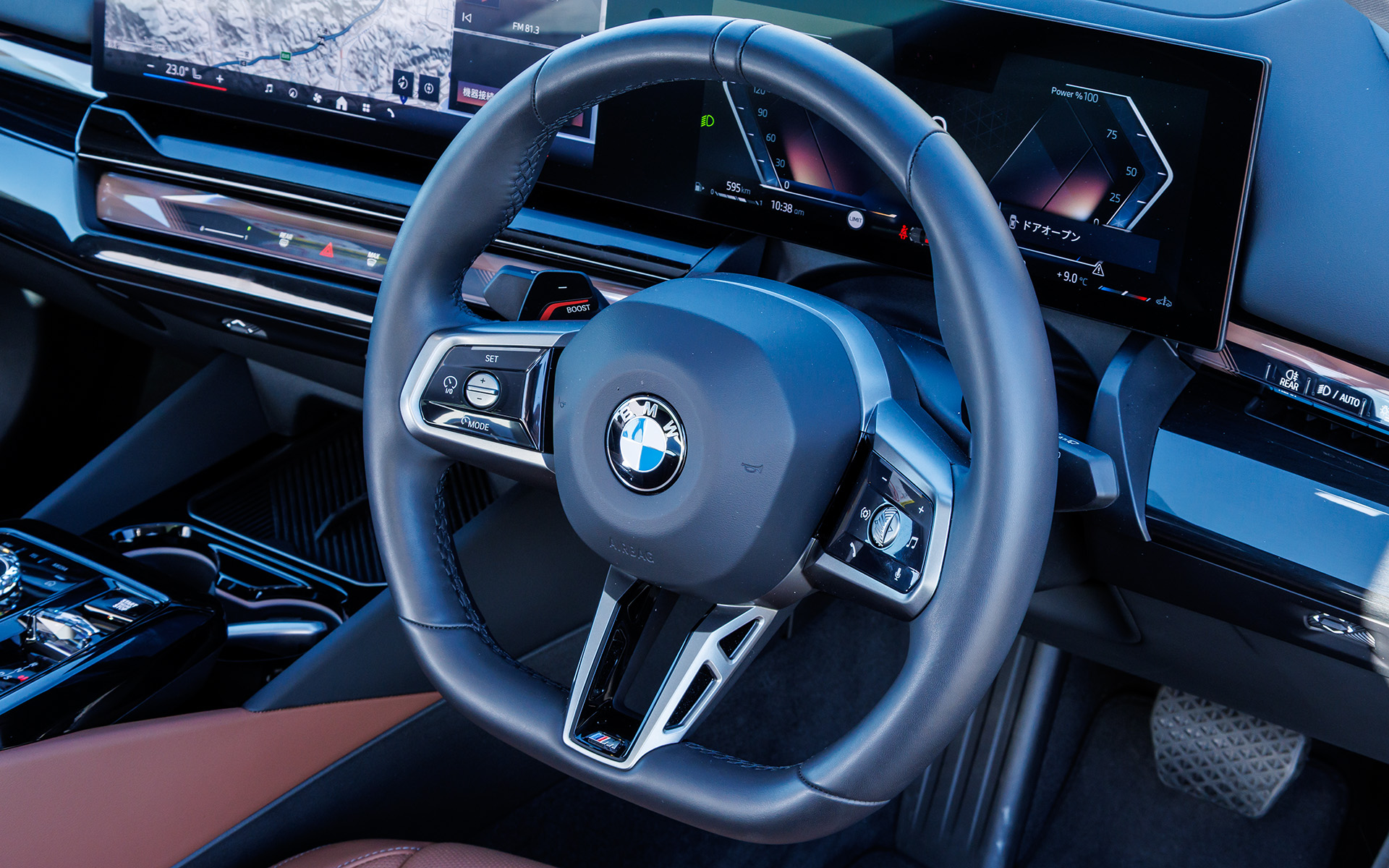 ステアリングには8速ATを操れるパドルシフトも備える