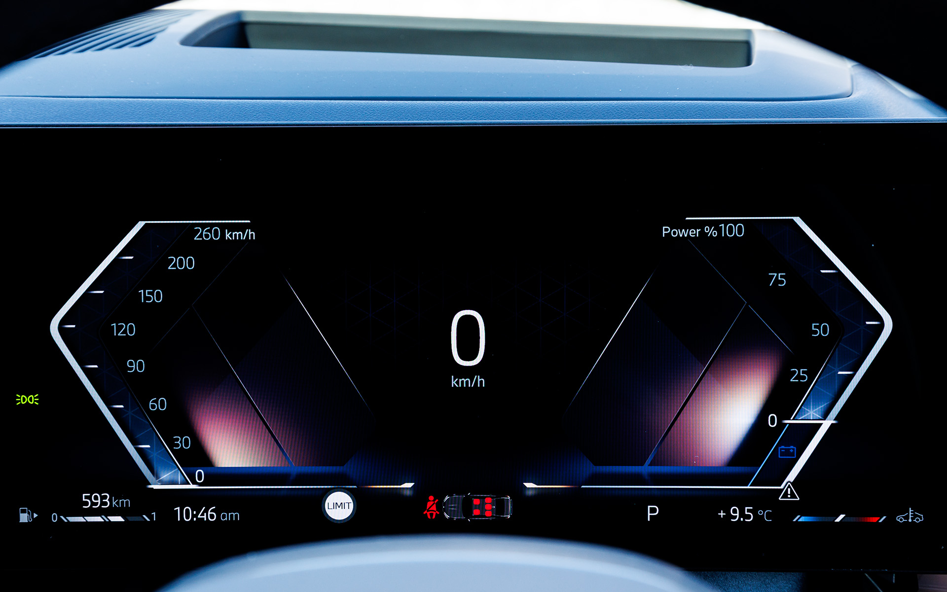 メーターは走行モードによってグラフィックスが変化