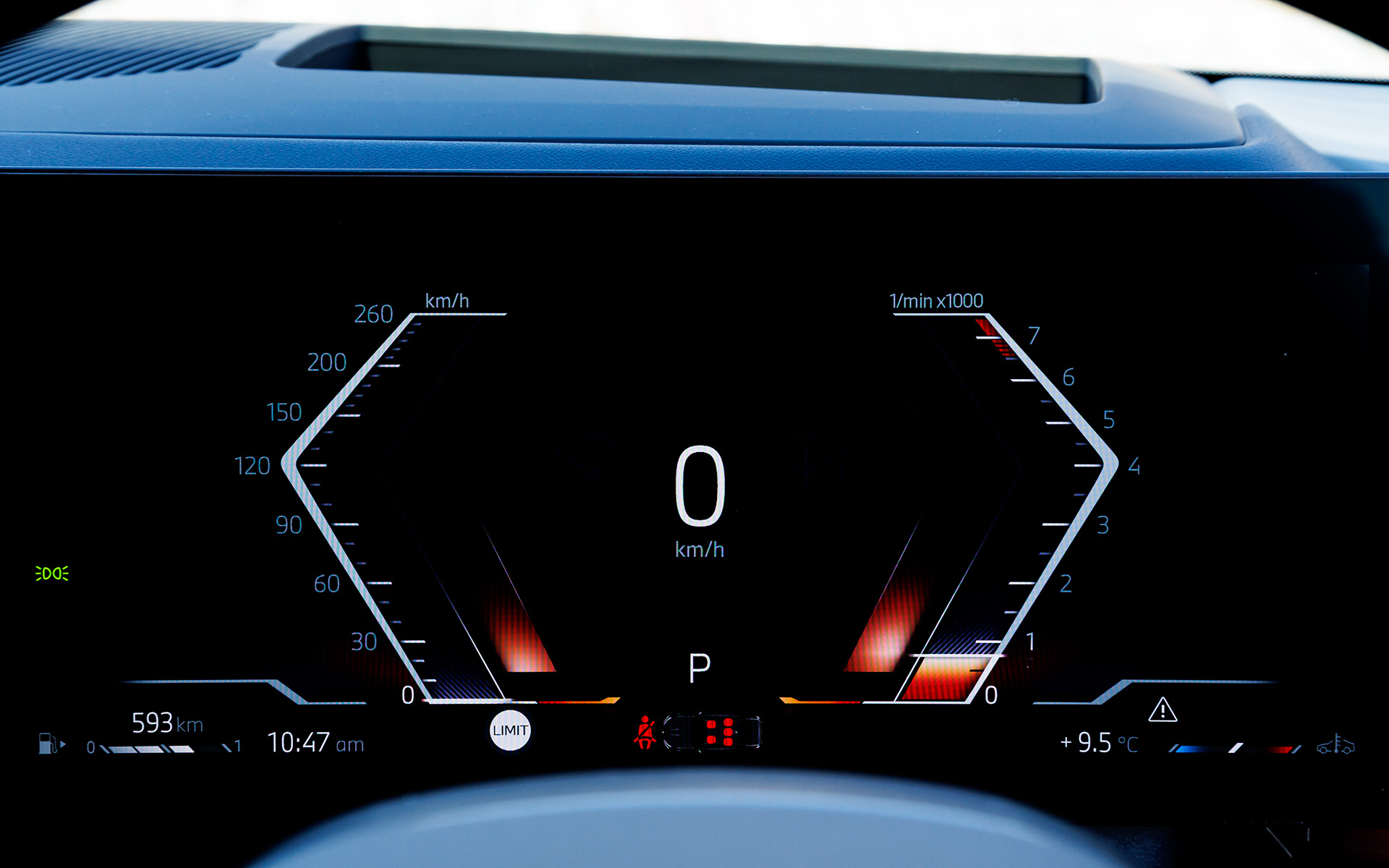 メーターは走行モードによってグラフィックスが変化