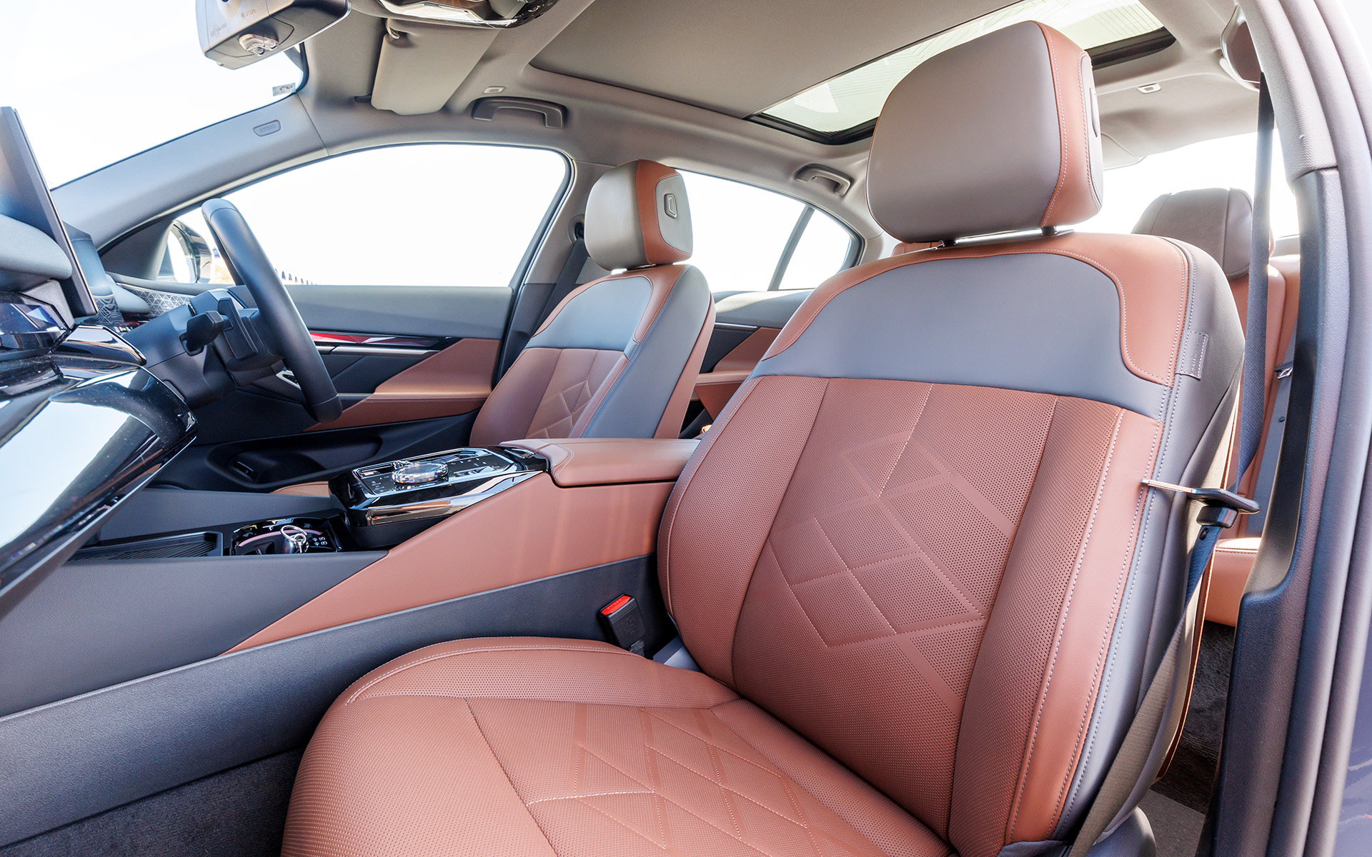 フロントシートは、電動の運転席メモリー機能付きのほか、コンフォートシートでアクティブベンチレーション機能も搭載する。シートヒーティング機能は前後シートともに利用可能。後席はヘッドレストも備えている