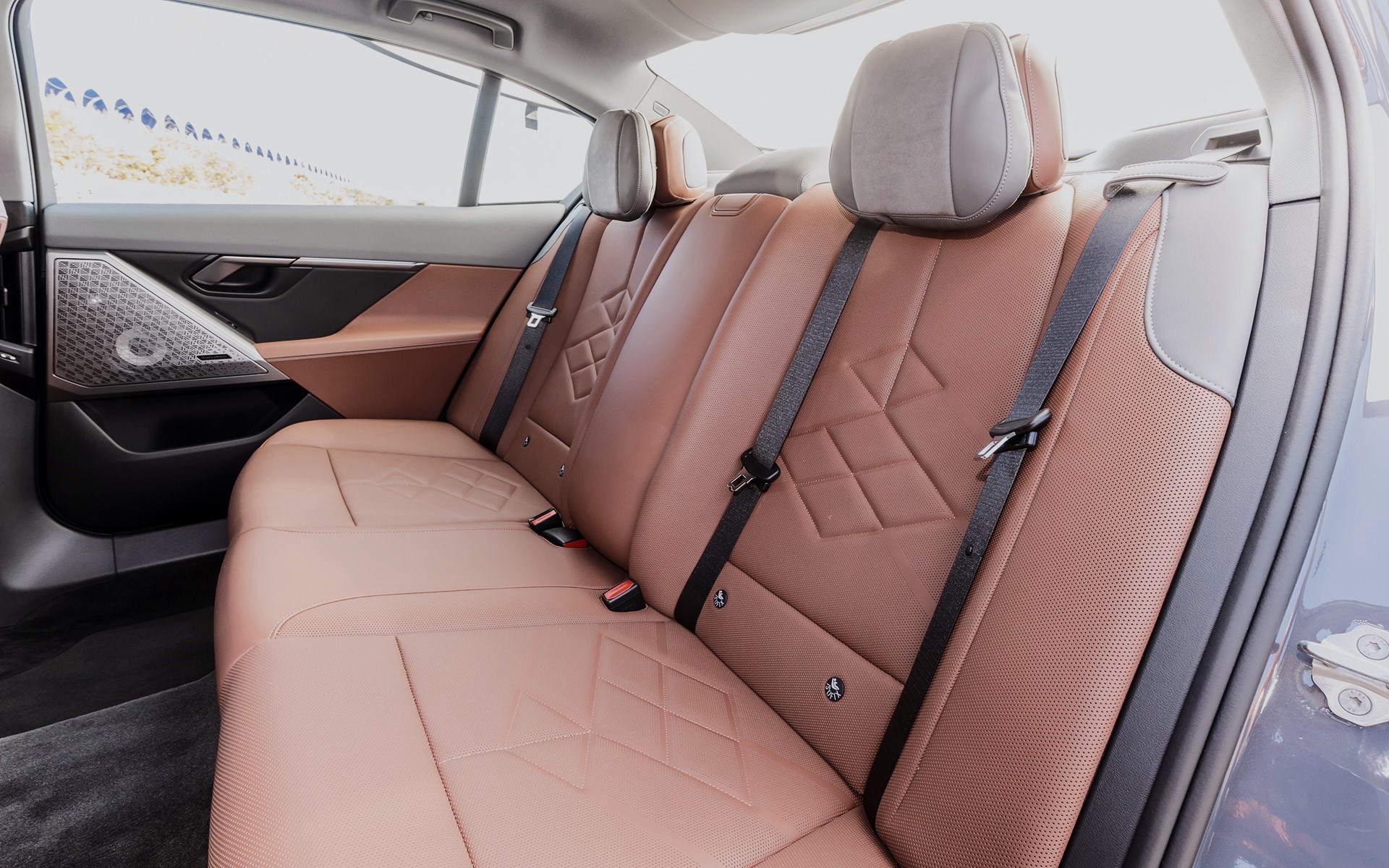 フロントシートは、電動の運転席メモリー機能付きのほか、コンフォートシートでアクティブベンチレーション機能も搭載する。シートヒーティング機能は前後シートともに利用可能。後席はヘッドレストも備えている