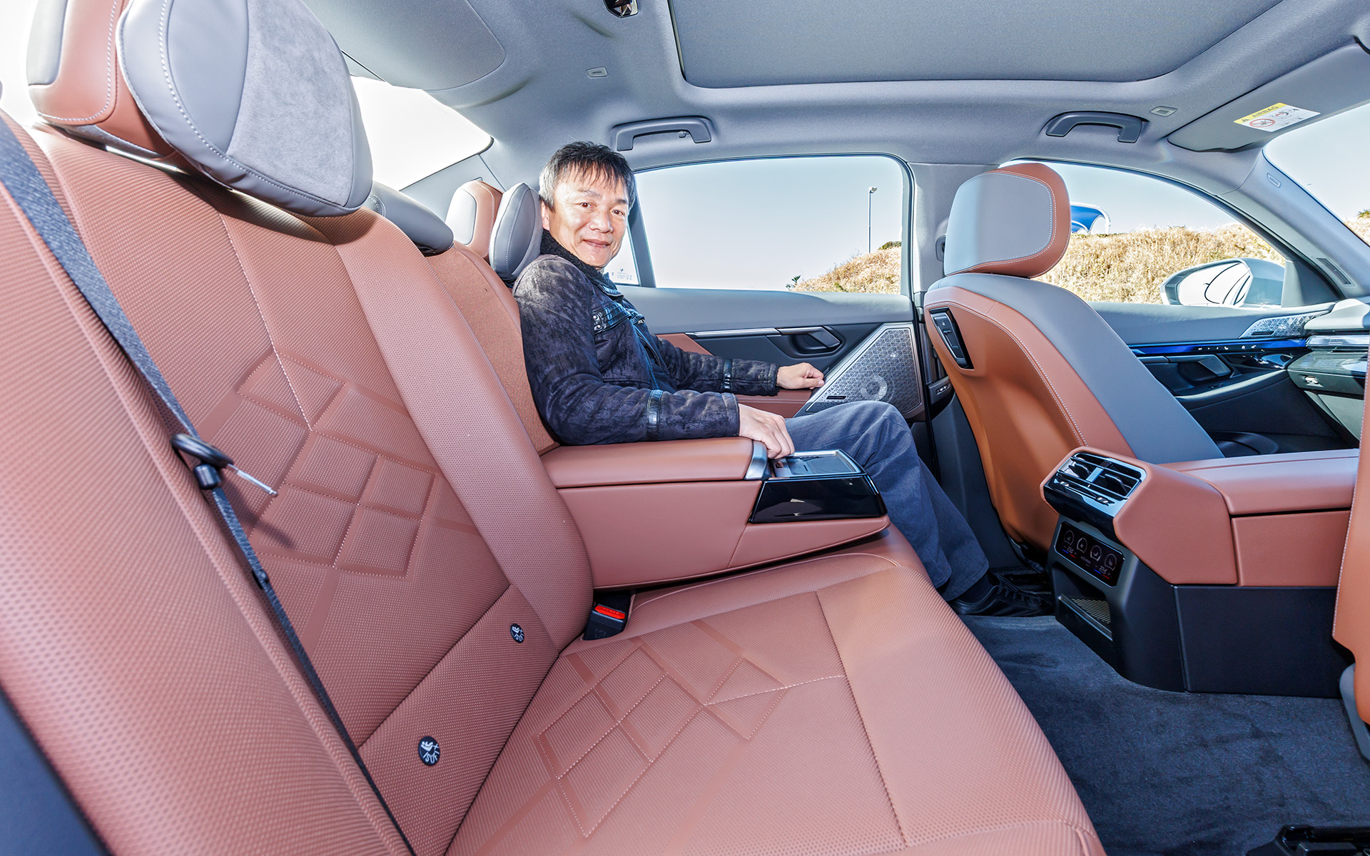 後席はより快適で包まれ感のある乗り心地を実現するため、柔らかで深みのある座面構造を採用していて、終始リラックスした状態でくつろげる