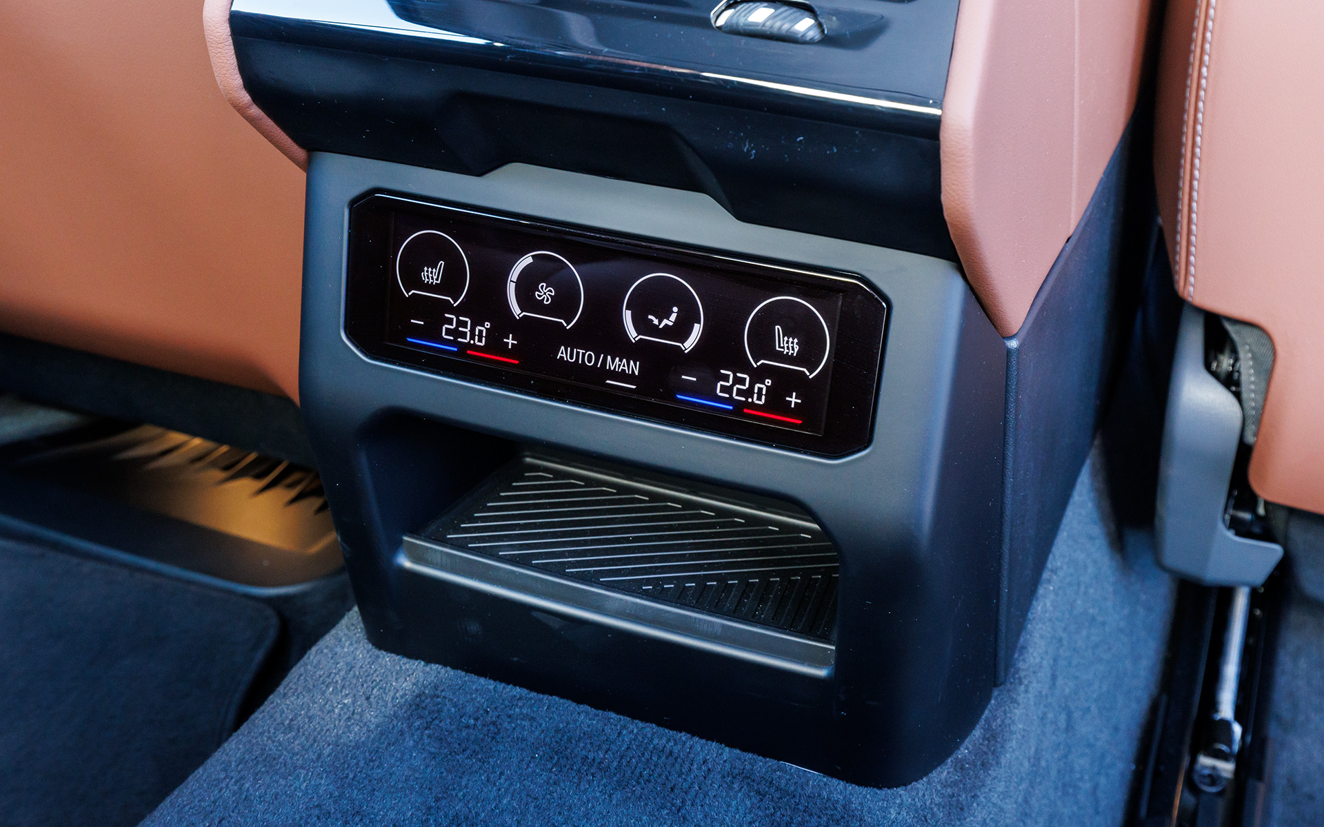 後席も独立して4ゾーン・オートマチック・エア・コンディショナー（ナノ・ファイバー・フィルター付き）を備える