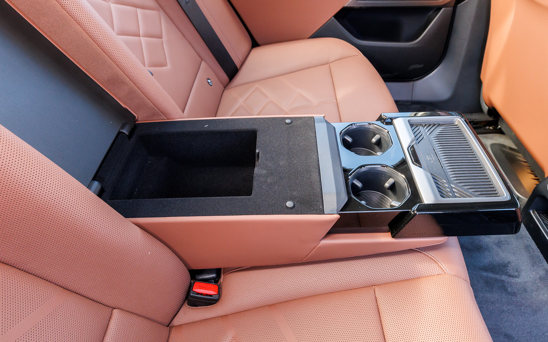 センターアームレストにはストレージボックスや置き充電などを備えている