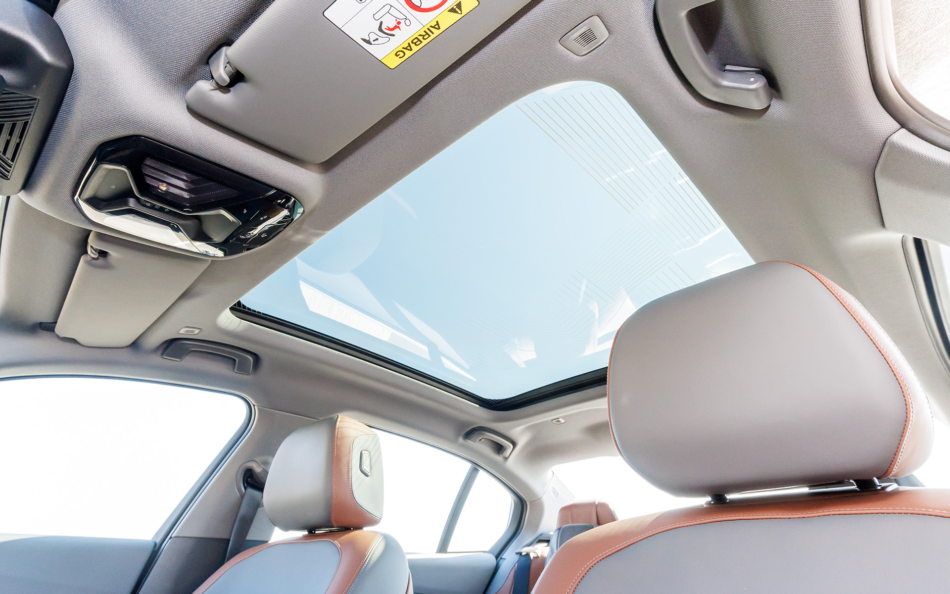 スカイ・ラウンジ・パノラマ・ガラス・サンルーフも標準装備