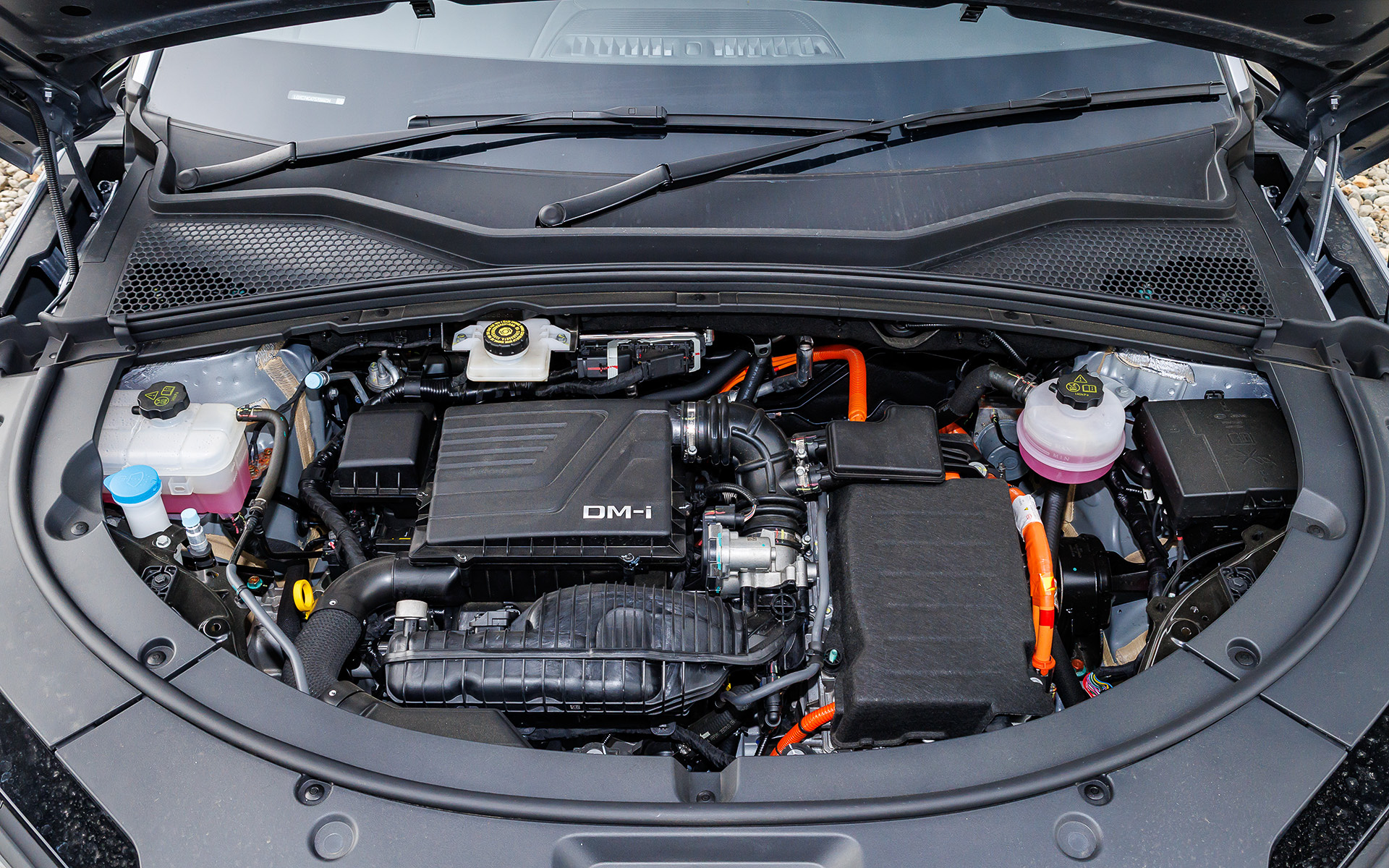 2WDモデルの直列4気筒1498cc「BYD472QA」型自然吸気エンジン。最高出力72kW（98PS）/6000rpm、最大トルク122Nm/4000-4500rpmを発生。モーター出力は145kW（197PS）/300Nm。一方の4WDモデルは直列4気筒1496cc「BYD476ZQC」型ターボエンジンを搭載し、最高出力96kW（131PS）/5200rpm、最大トルク220Nm/1500-3500rpmを発生。モーター出力はフロントが150kW/300Nm、リアが150kW/340Nm