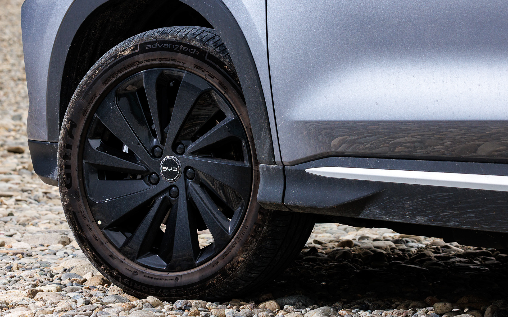 装着タイヤはシンガポールGiti Tireの「Giti Control P10」（235/50R19）