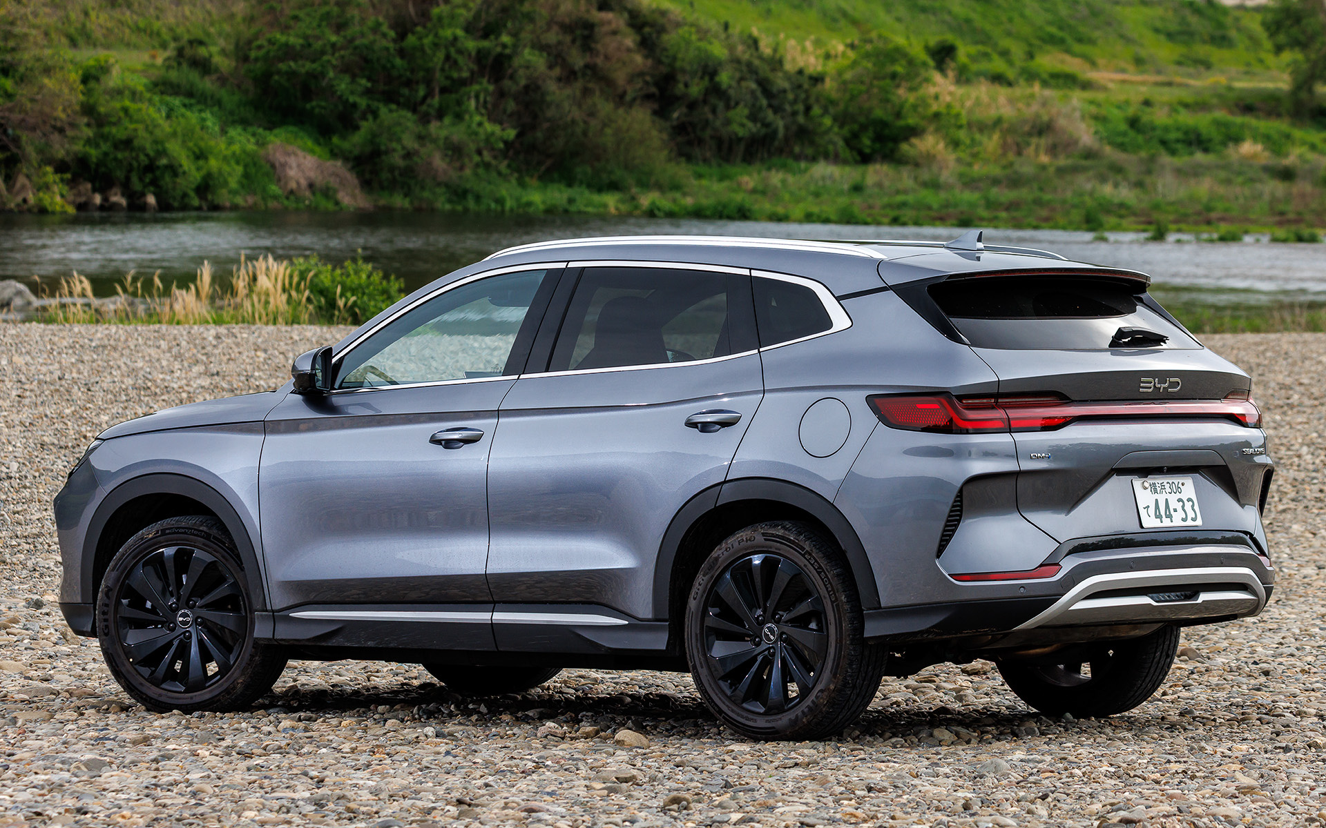 写真は前輪駆動モデルでボディサイズは4775×1890×1670mm（全長×全幅×全高）、ホイールベースは2765mm。車両重量は前輪駆動モデルが1940kg、四輪駆動モデルが2100kg