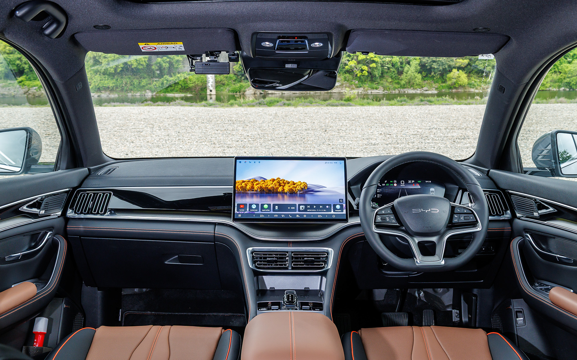 インテリアは深みのあるブラックを基調とし、ブラウンのアクセントとアンビエントライトを配してモダンなデザインに仕上げた。スポーツシートの前席にはヒーターとベンチレーションを備え、センターコンソールにはクリスタルを思わせる電動シフトレバーや2基のワイヤレス充電などを配置し、上質感と機能性を両立させている