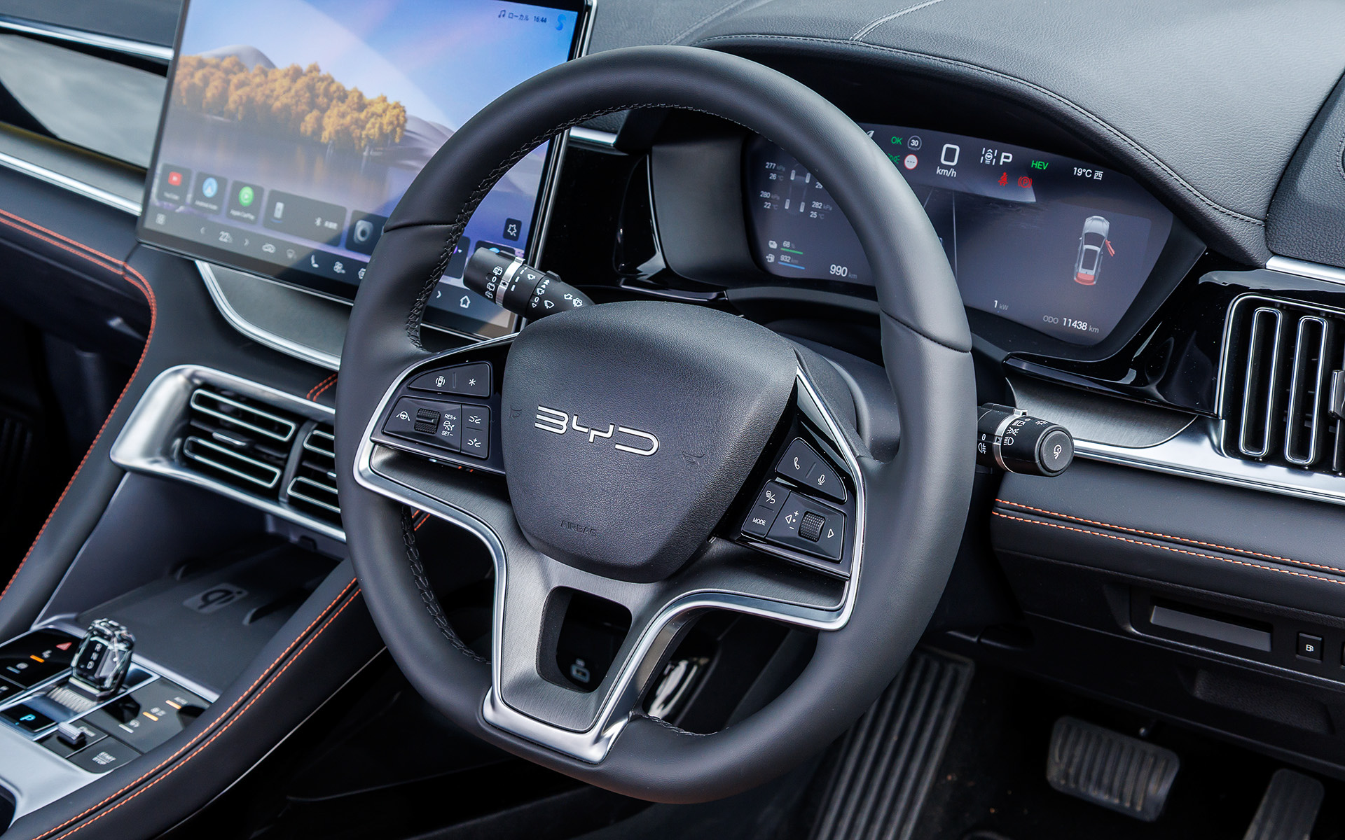 インテリアは深みのあるブラックを基調とし、ブラウンのアクセントとアンビエントライトを配してモダンなデザインに仕上げた。スポーツシートの前席にはヒーターとベンチレーションを備え、センターコンソールにはクリスタルを思わせる電動シフトレバーや2基のワイヤレス充電などを配置し、上質感と機能性を両立させている