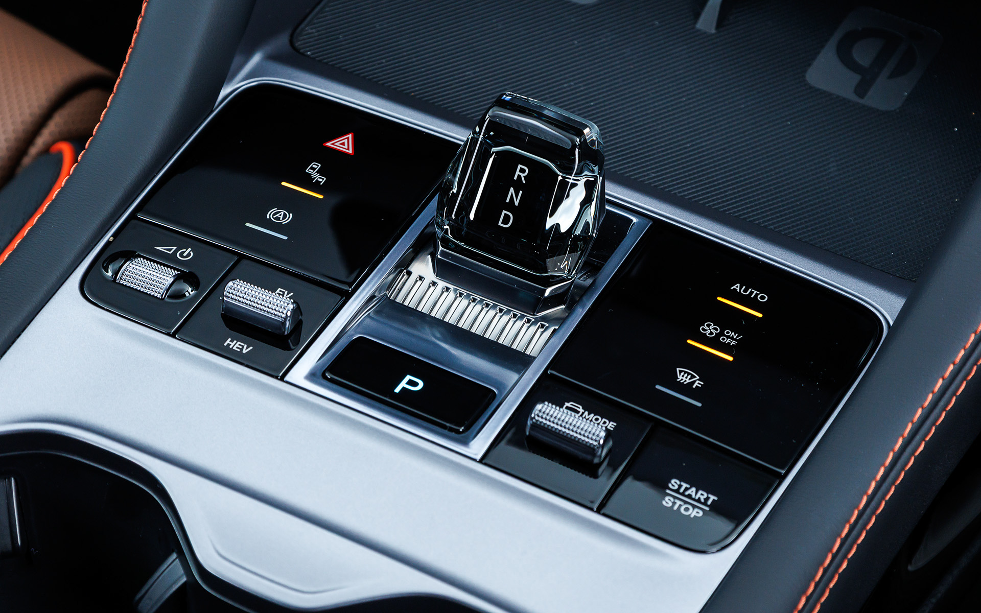 インテリアは深みのあるブラックを基調とし、ブラウンのアクセントとアンビエントライトを配してモダンなデザインに仕上げた。スポーツシートの前席にはヒーターとベンチレーションを備え、センターコンソールにはクリスタルを思わせる電動シフトレバーや2基のワイヤレス充電などを配置し、上質感と機能性を両立させている