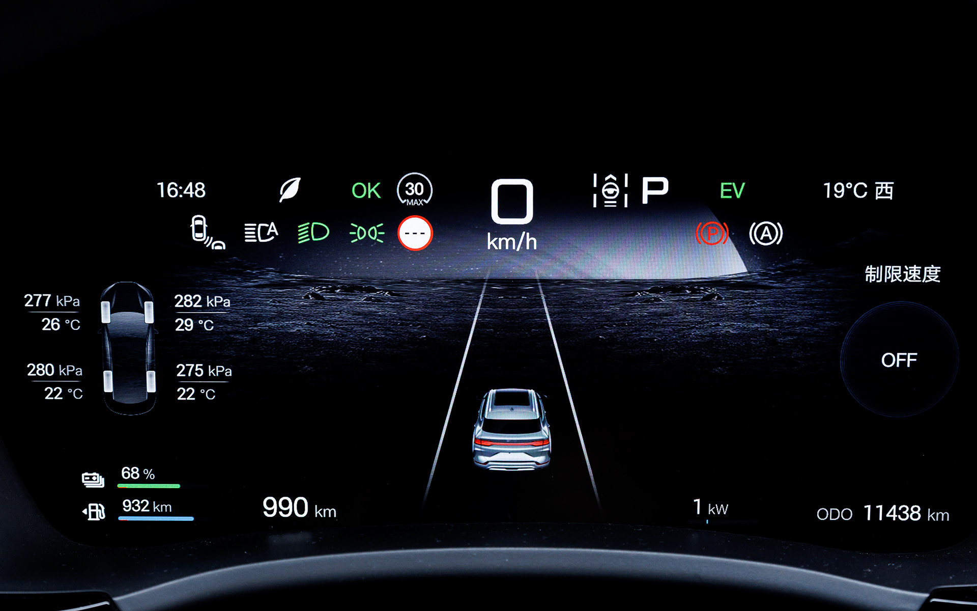 インテリアは深みのあるブラックを基調とし、ブラウンのアクセントとアンビエントライトを配してモダンなデザインに仕上げた。スポーツシートの前席にはヒーターとベンチレーションを備え、センターコンソールにはクリスタルを思わせる電動シフトレバーや2基のワイヤレス充電などを配置し、上質感と機能性を両立させている