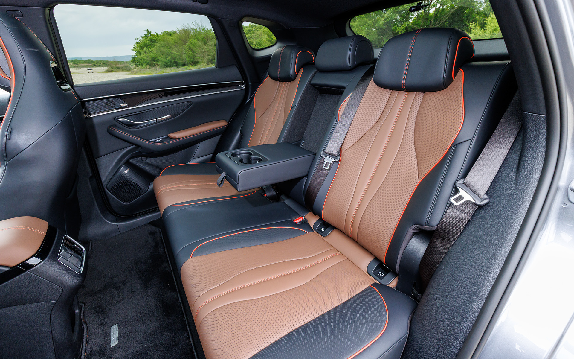 インテリアは深みのあるブラックを基調とし、ブラウンのアクセントとアンビエントライトを配してモダンなデザインに仕上げた。スポーツシートの前席にはヒーターとベンチレーションを備え、センターコンソールにはクリスタルを思わせる電動シフトレバーや2基のワイヤレス充電などを配置し、上質感と機能性を両立させている