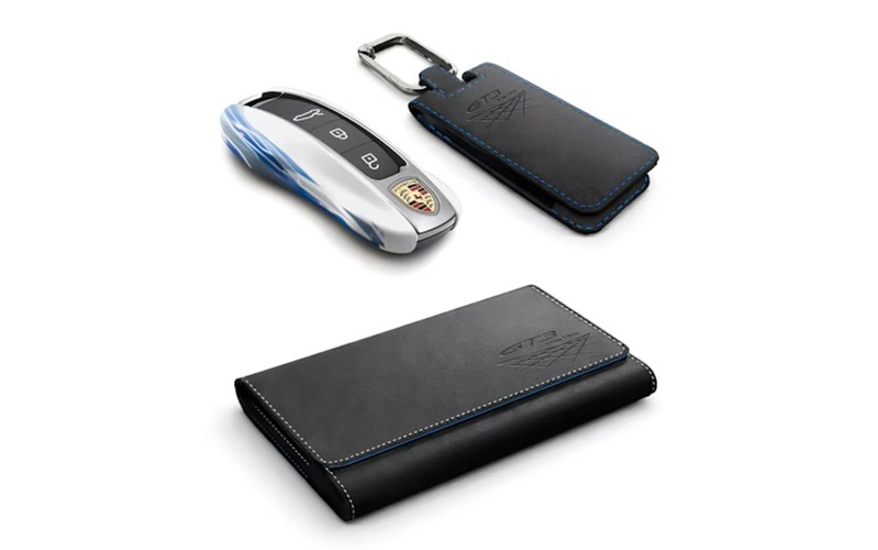 財布とキーポーチは、いずれもポルシェ・エクスクルーシブ・マニュファクチャー・アクセサリーで、車両キーもボディと同じホワイトで塗装され、エクステリアのリバリーを反映したグラフィックオーバーレイが施されている