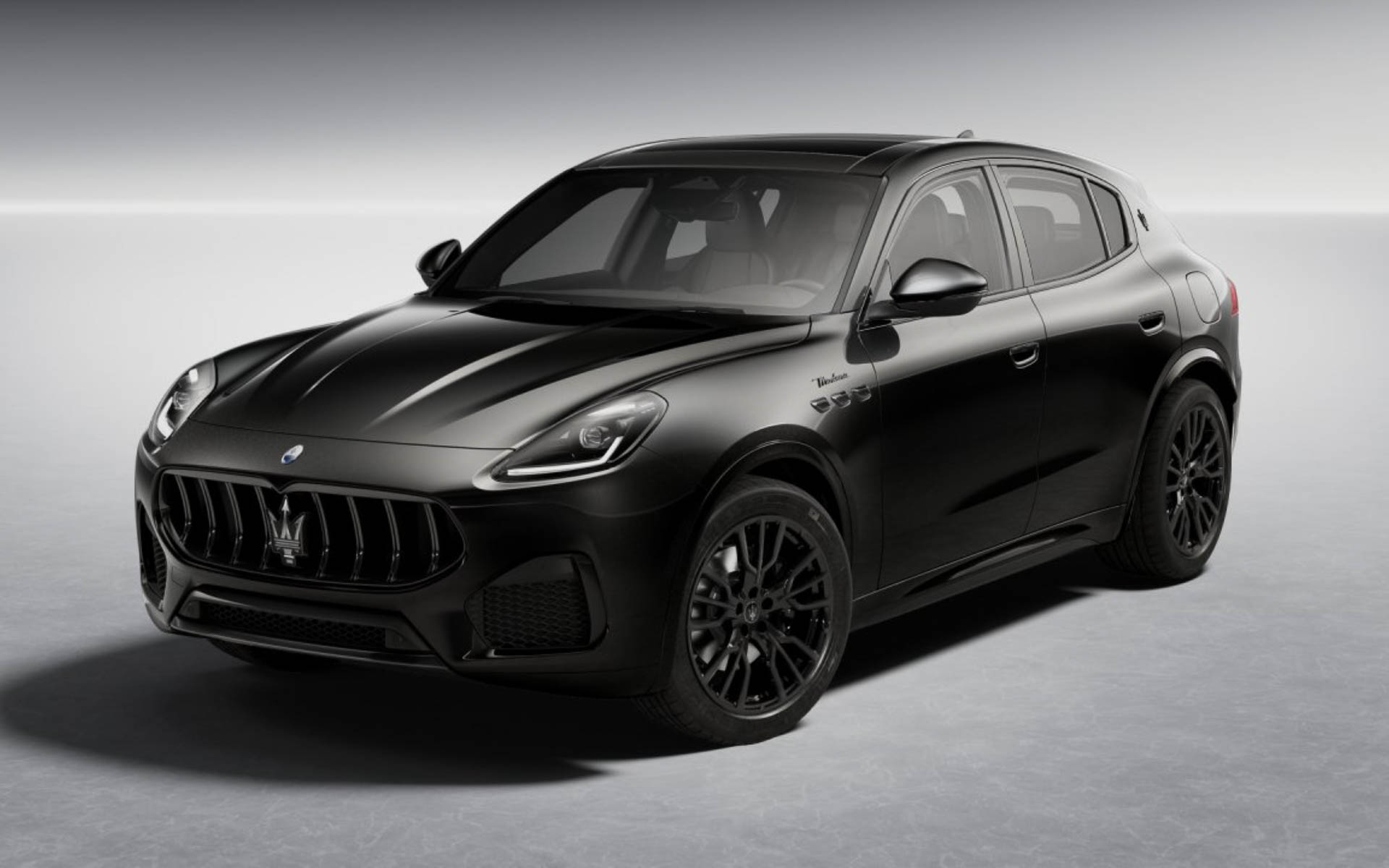 ブラックホイールを採用