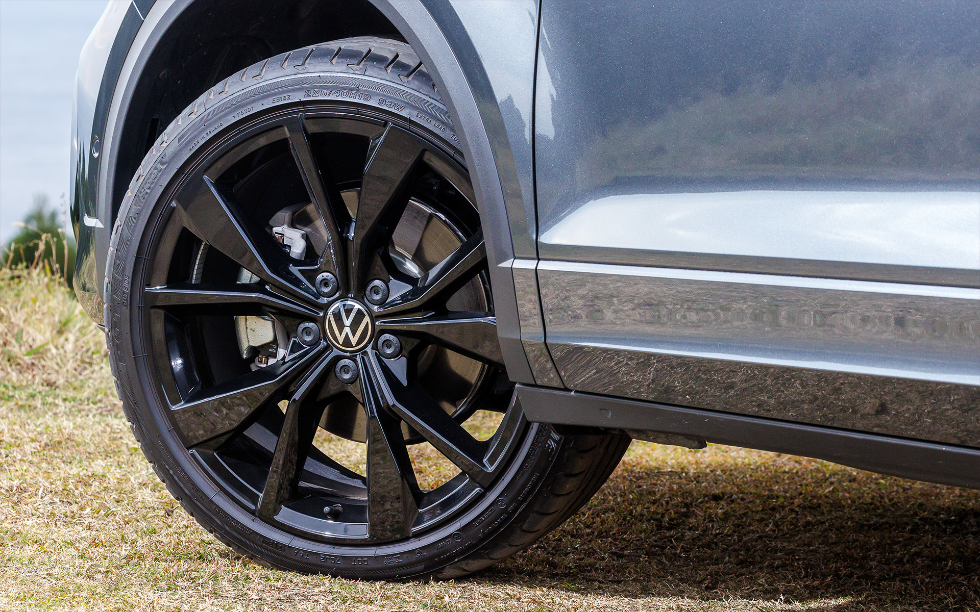 19インチアルミホイールに組み合わせるタイヤはブリヂストン「ポテンザ S001」（225/40R19