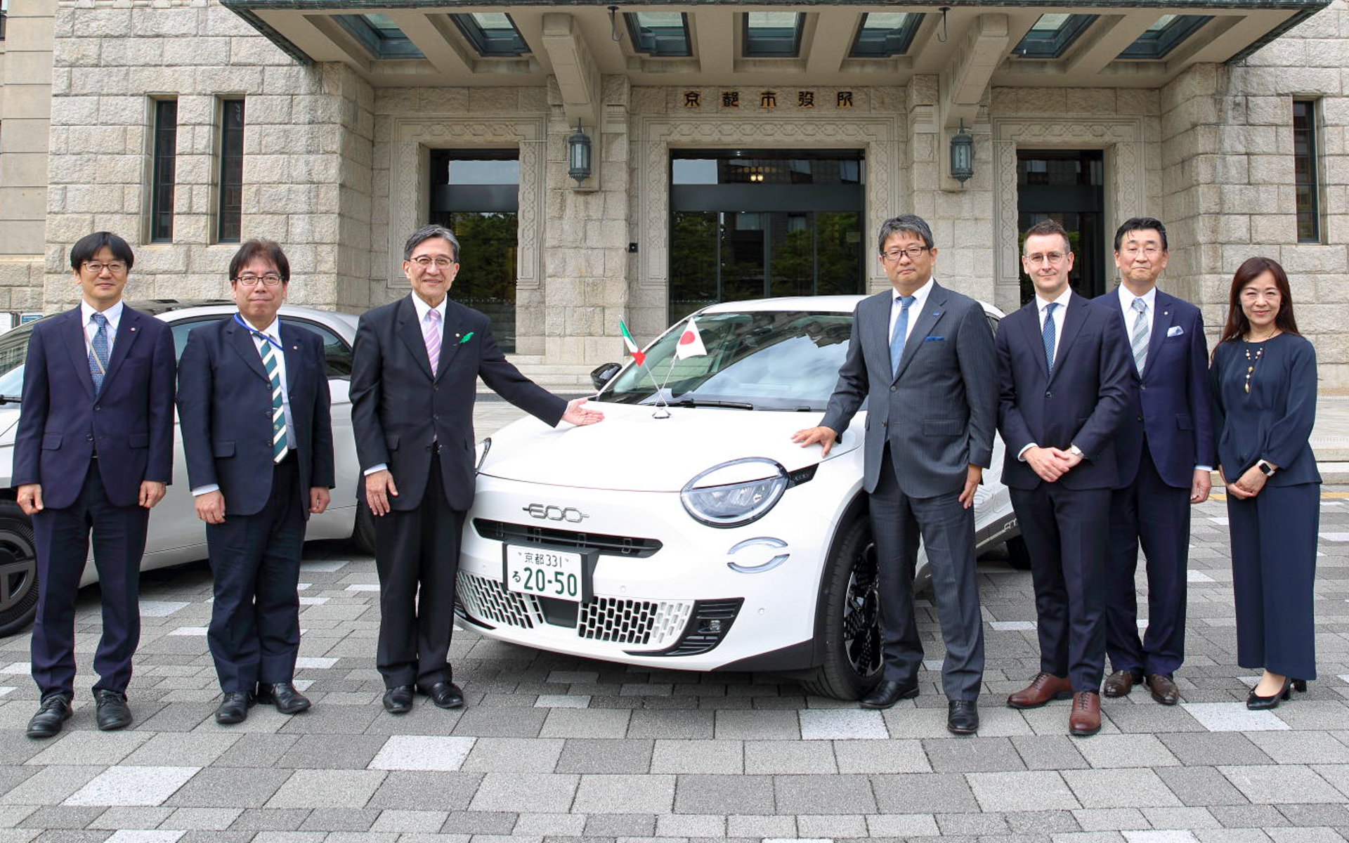 寄納された600eは今後、京都市の公用車として日常的に使用される