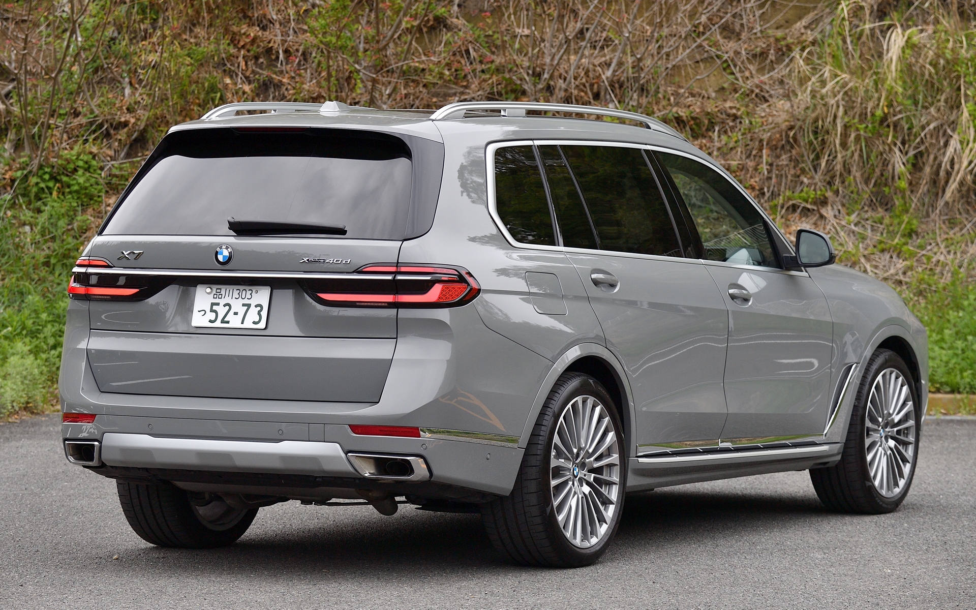 ボディサイズは5170×2000×1835mm（全長×全幅×全高）、ホイールベースは3105mm、車重は2560kg、最小回転半径は6.2m